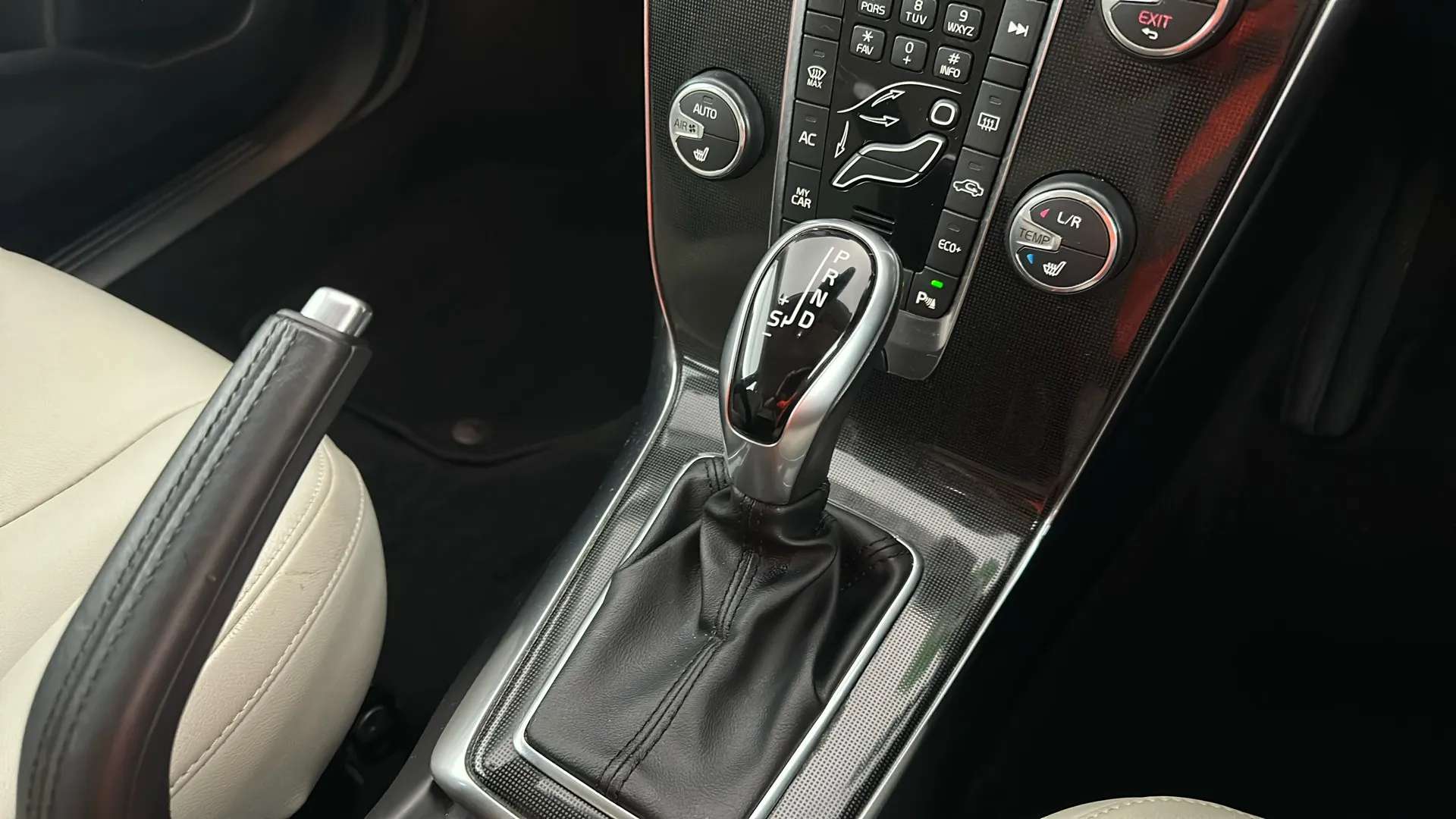2017 VOLVO V40 2017 VOLVO V40