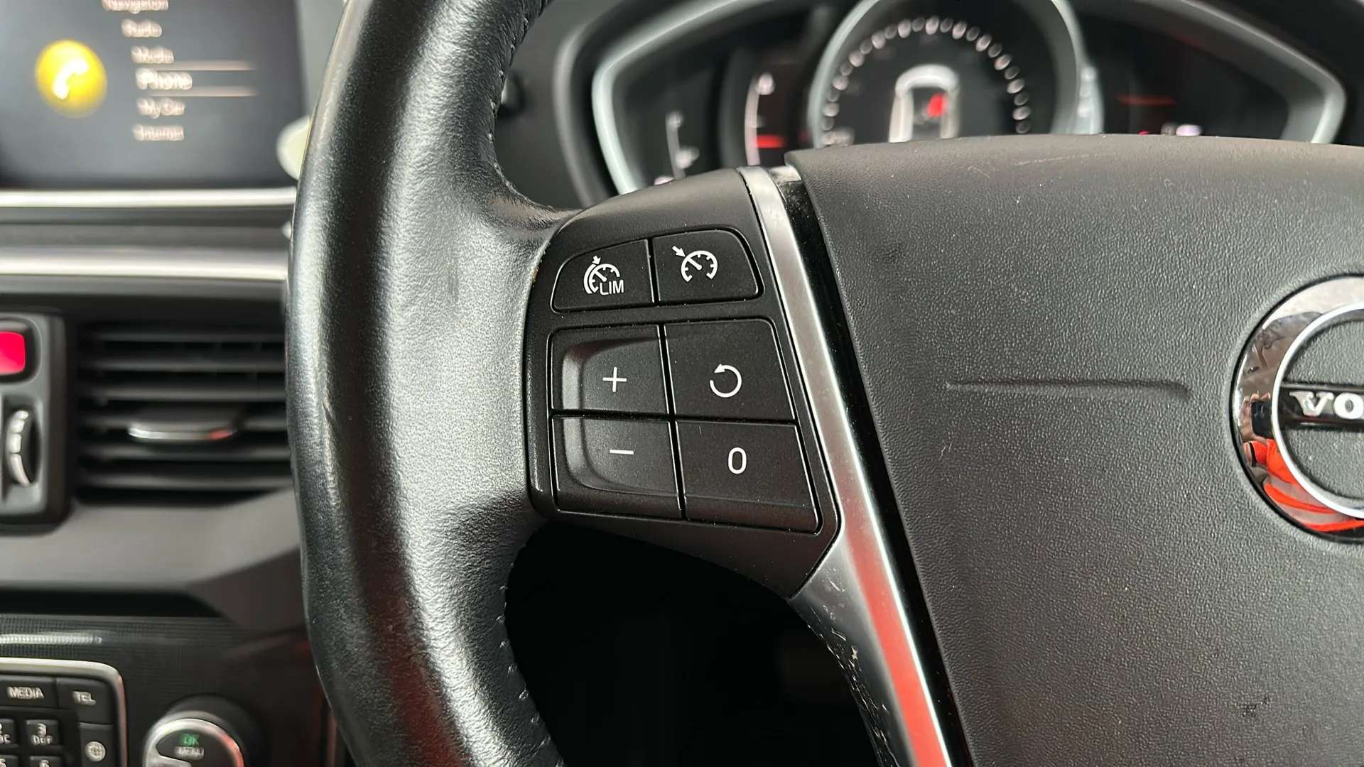 2017 VOLVO V40 2017 VOLVO V40
