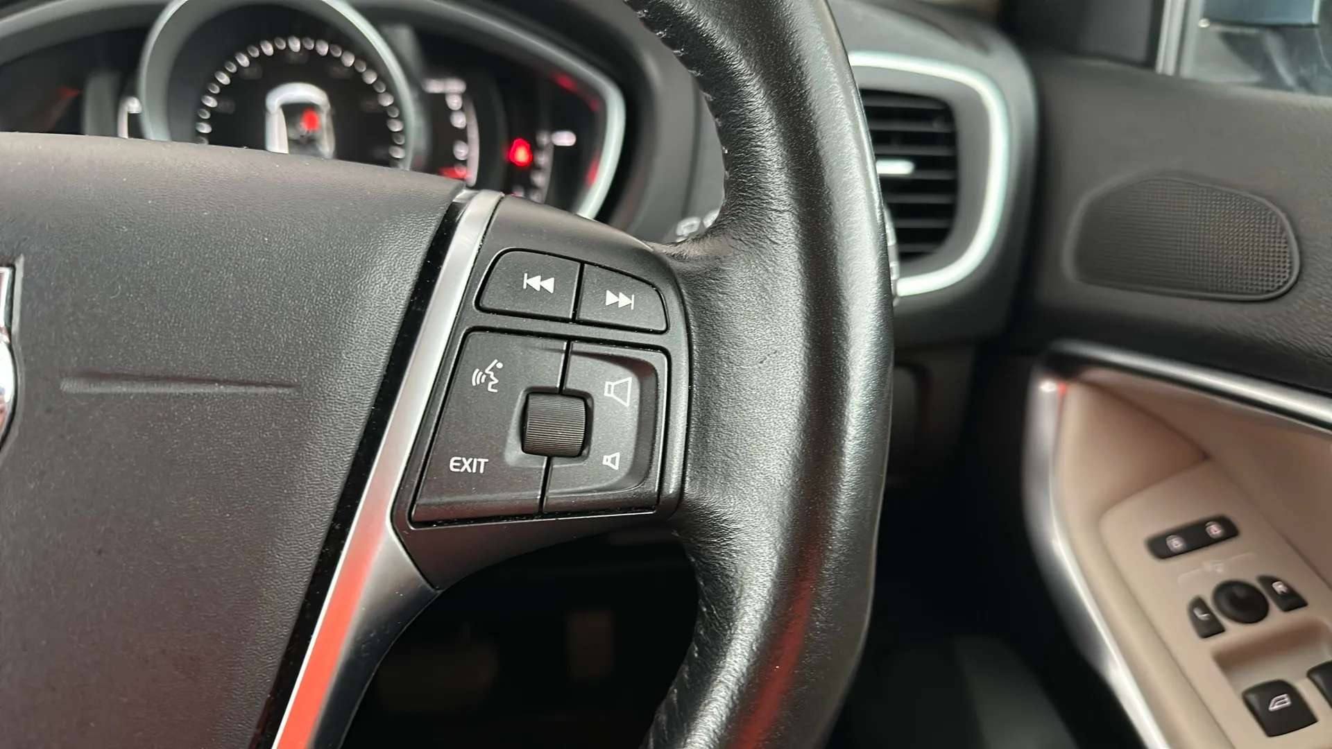 2017 VOLVO V40 2017 VOLVO V40