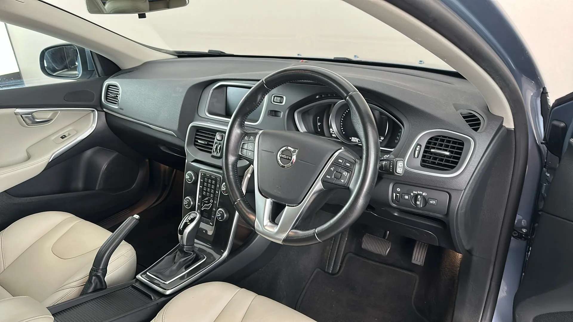 2017 VOLVO V40 2017 VOLVO V40