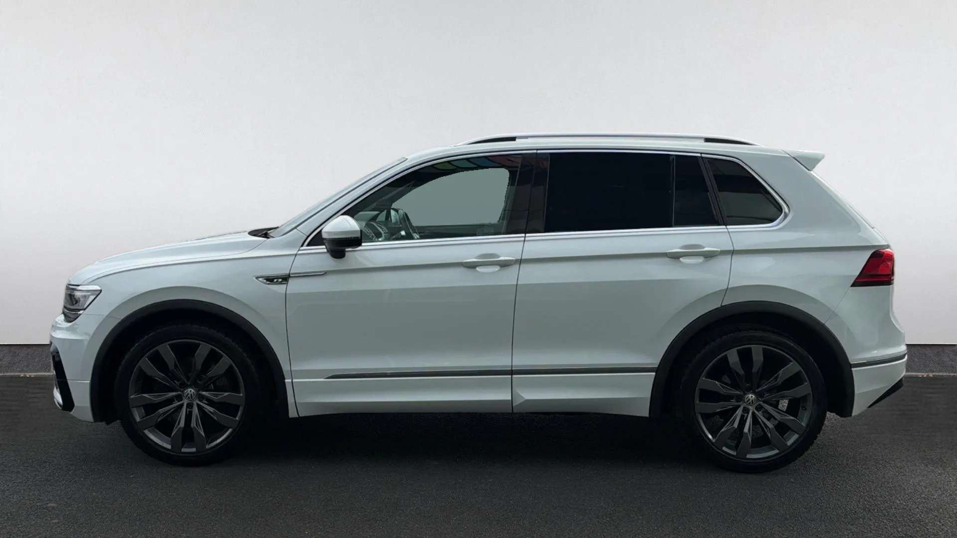 A 2017 VOLKSWAGEN TIGUAN 2.0 TSi 180 4Motion R-Line DSG A 2017 VOLKSWAGEN TIGUAN 2.0 TSi 180 4Motion R-Line DSG