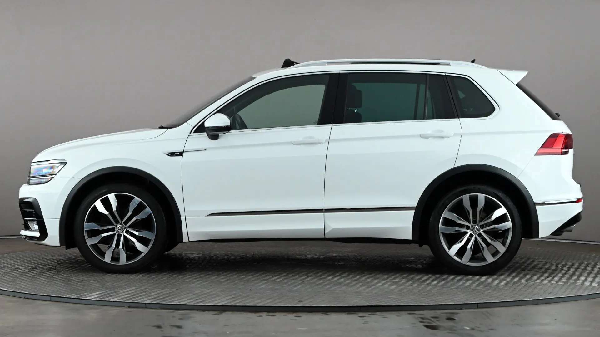 A 2017 VOLKSWAGEN TIGUAN 2.0 TDi 150 4Motion R-Line DSG A 2017 VOLKSWAGEN TIGUAN 2.0 TDi 150 4Motion R-Line DSG