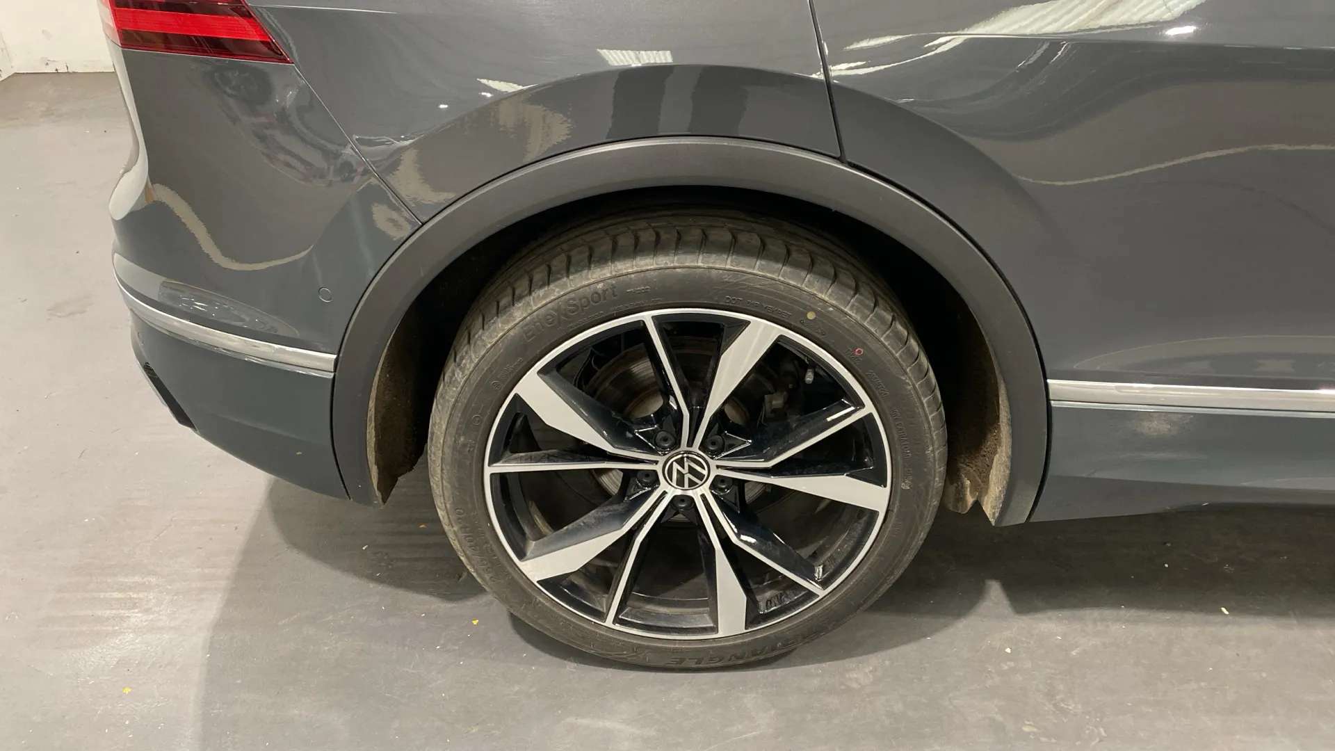 A 2021 VOLKSWAGEN TIGUAN 2.0 TDI 200 4Motion R-Line DSG A 2021 VOLKSWAGEN TIGUAN 2.0 TDI 200 4Motion R-Line DSG