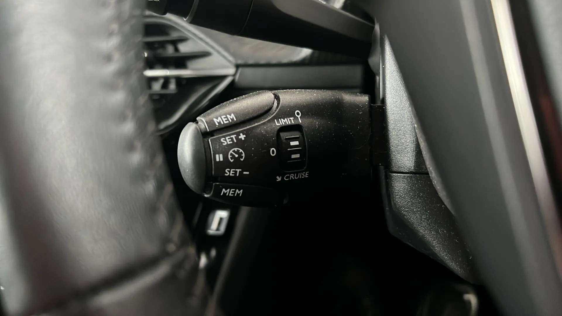2023 PEUGEOT 2008 2023 PEUGEOT 2008
