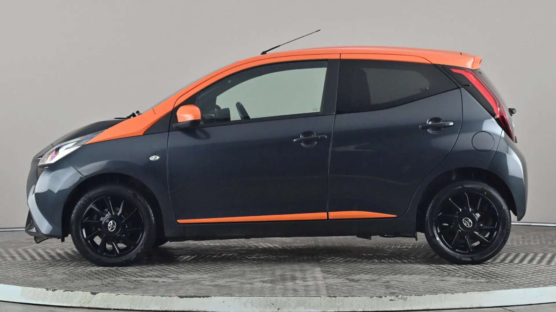 A 2020 TOYOTA AYGO 1.0 VVT-i JBL Edition A 2020 TOYOTA AYGO 1.0 VVT-i JBL Edition