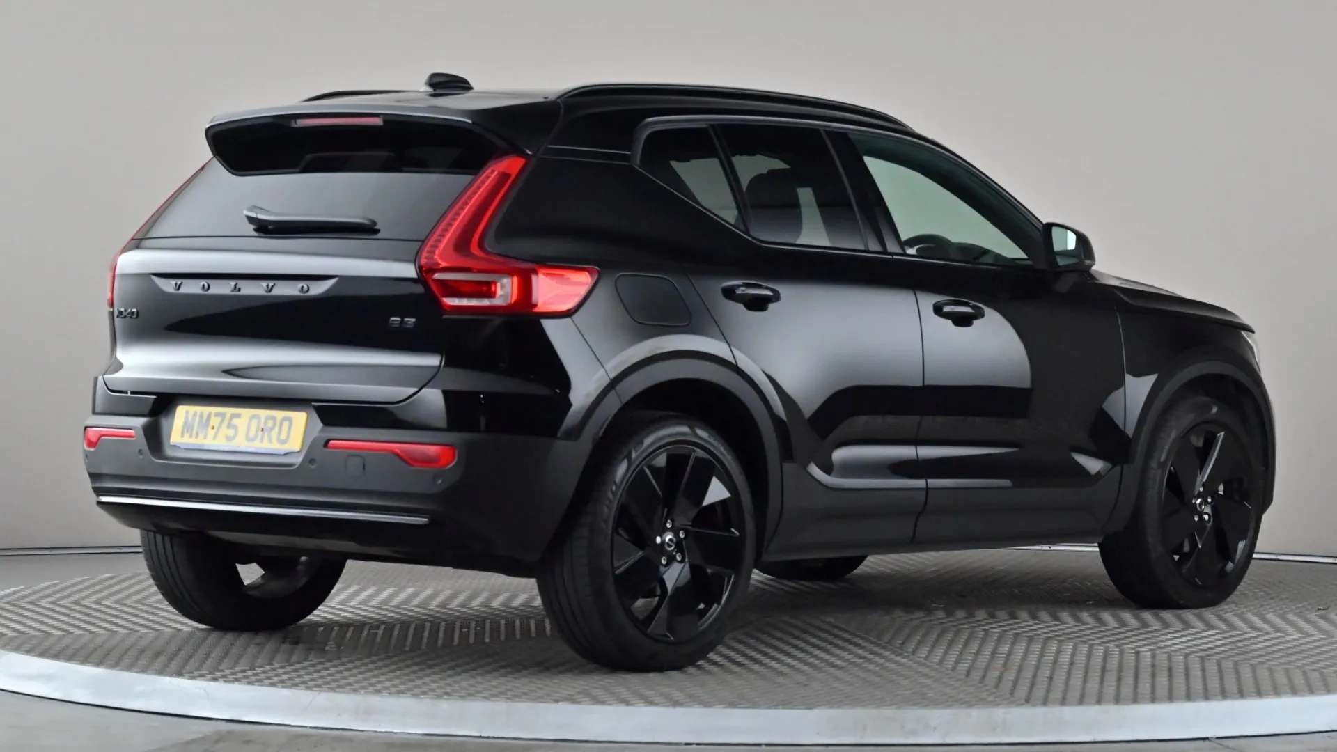 2025 VOLVO XC40 2025 VOLVO XC40