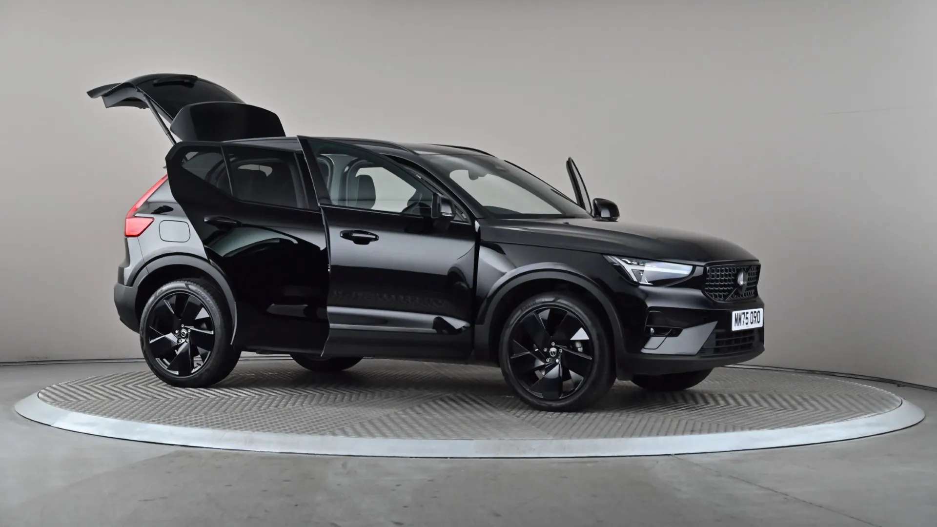 2025 VOLVO XC40 2025 VOLVO XC40