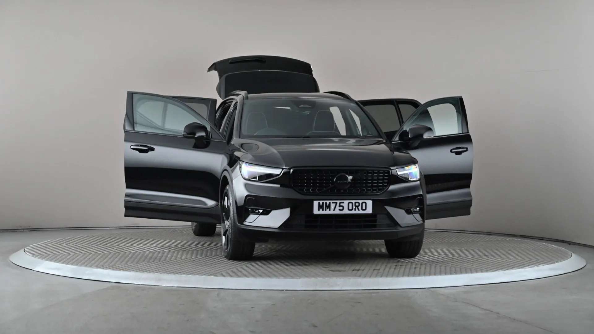 2025 VOLVO XC40 2025 VOLVO XC40