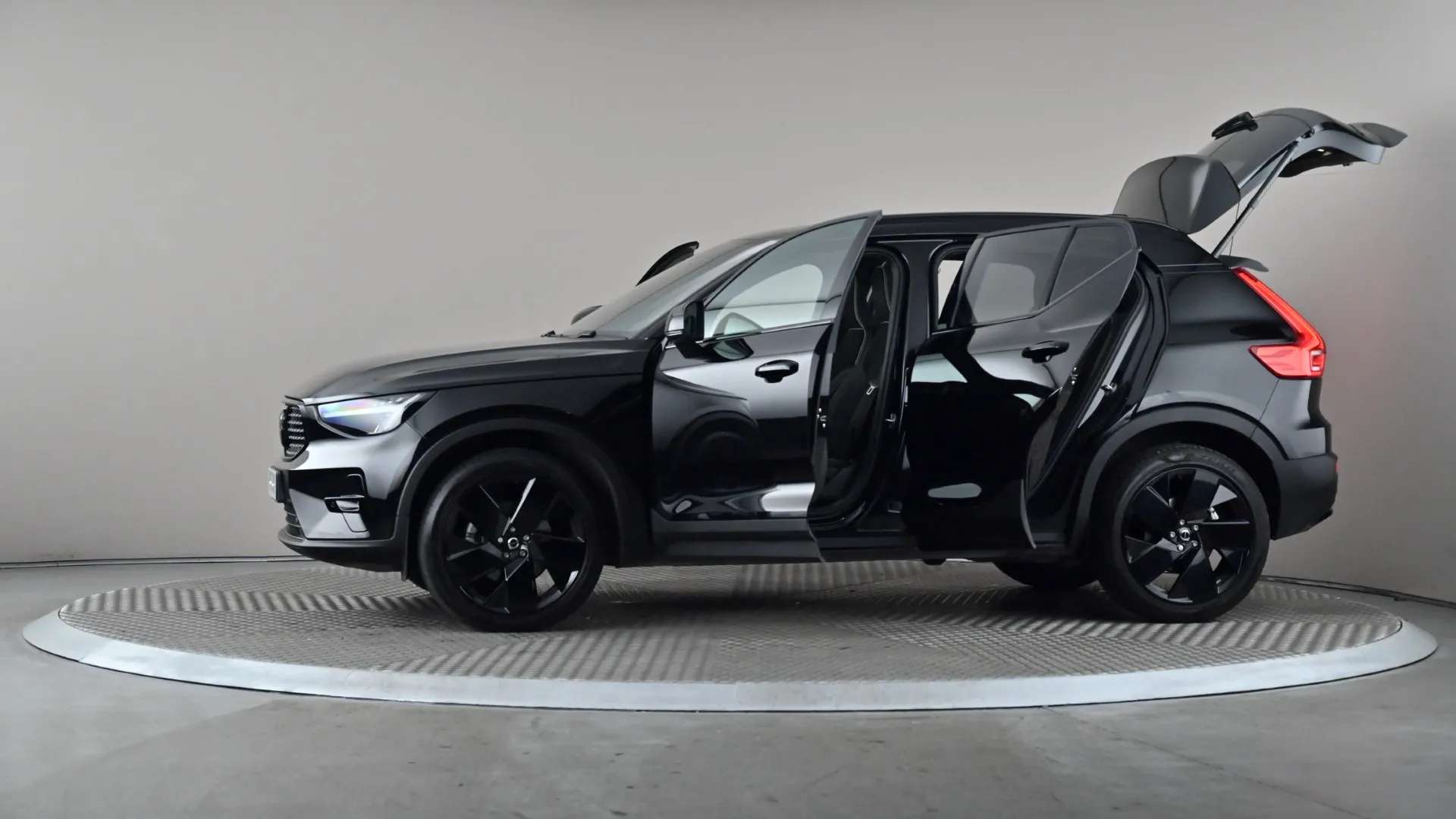 2025 VOLVO XC40 2025 VOLVO XC40