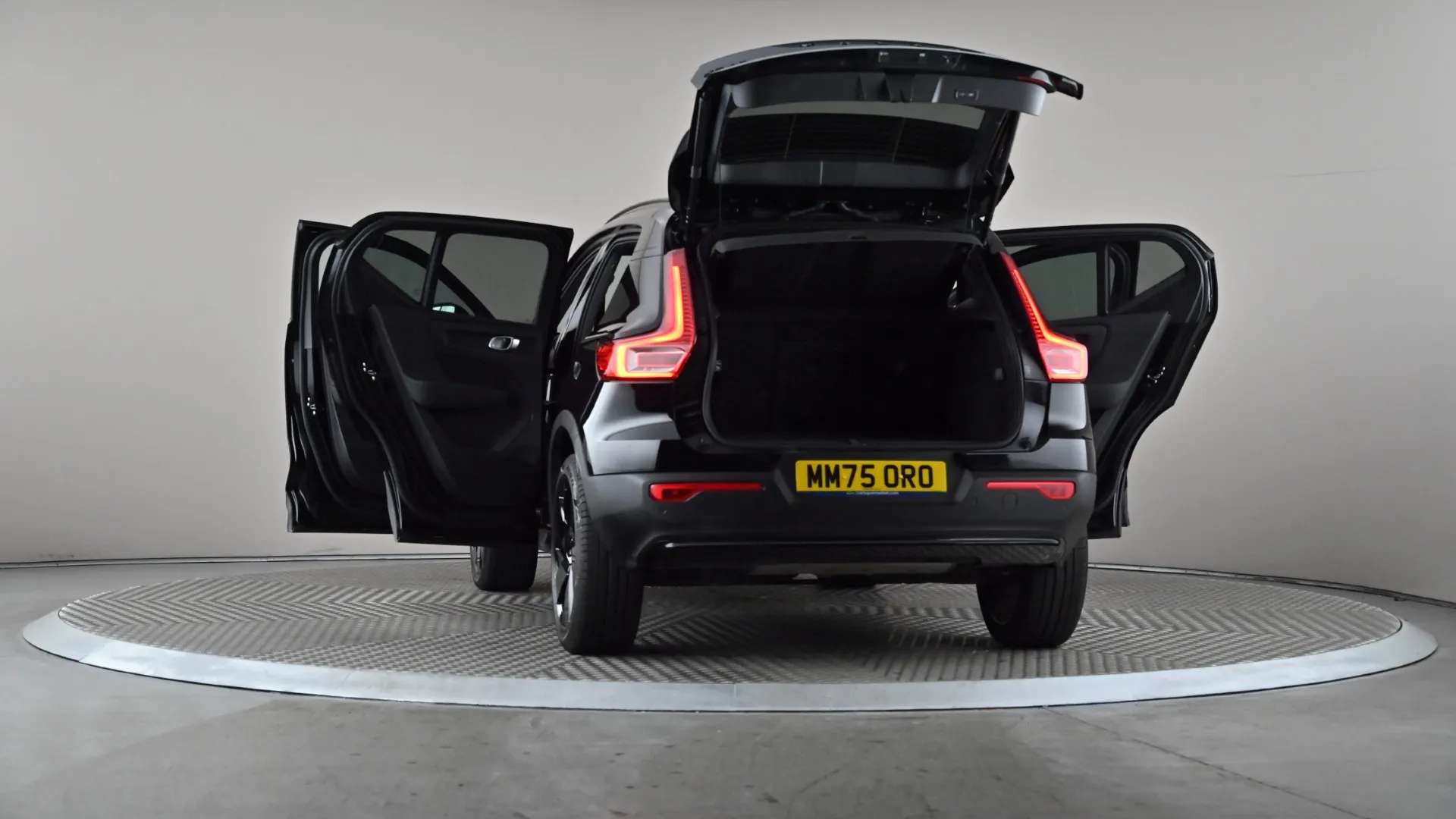 2025 VOLVO XC40 2025 VOLVO XC40