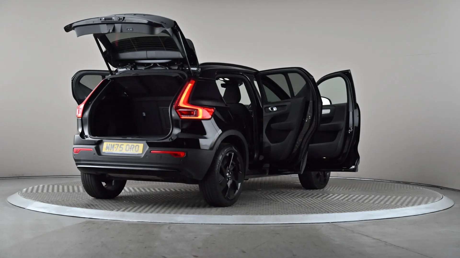 2025 VOLVO XC40 2025 VOLVO XC40