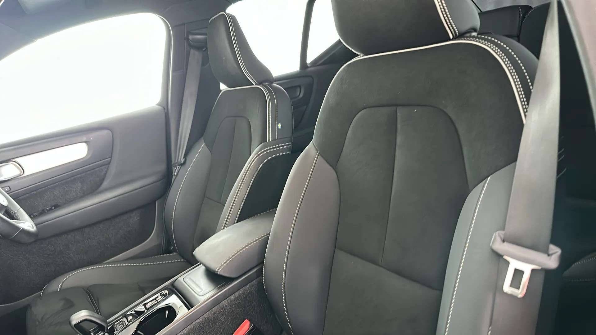 2025 VOLVO XC40 2025 VOLVO XC40
