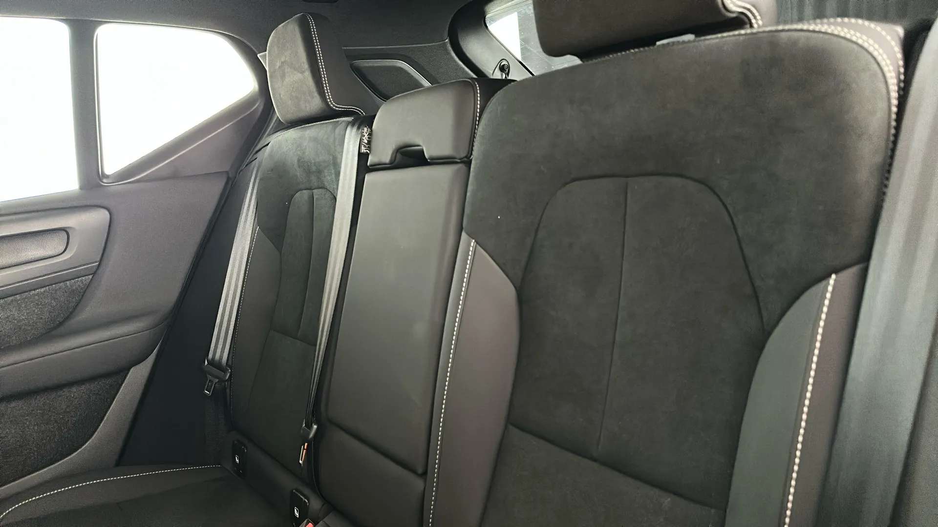 2025 VOLVO XC40 2025 VOLVO XC40