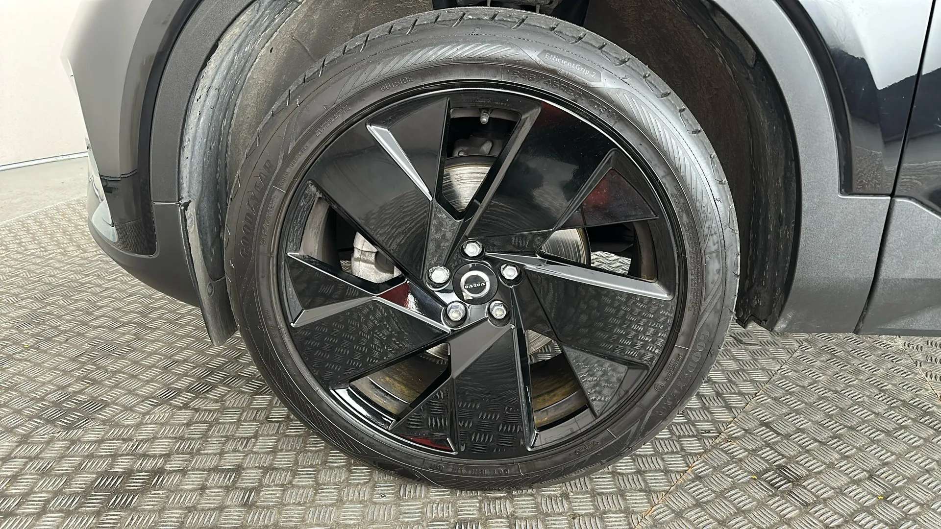 2025 VOLVO XC40 2025 VOLVO XC40