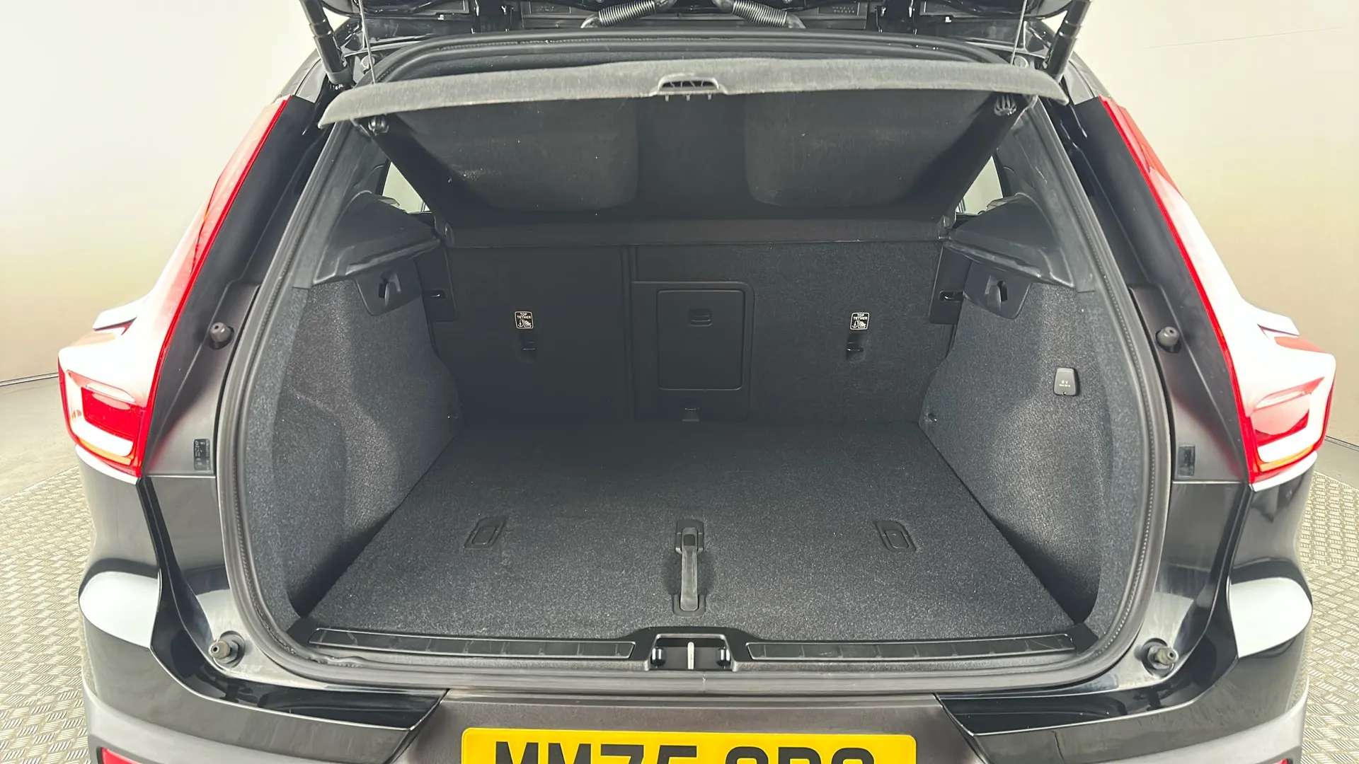 2025 VOLVO XC40 2025 VOLVO XC40