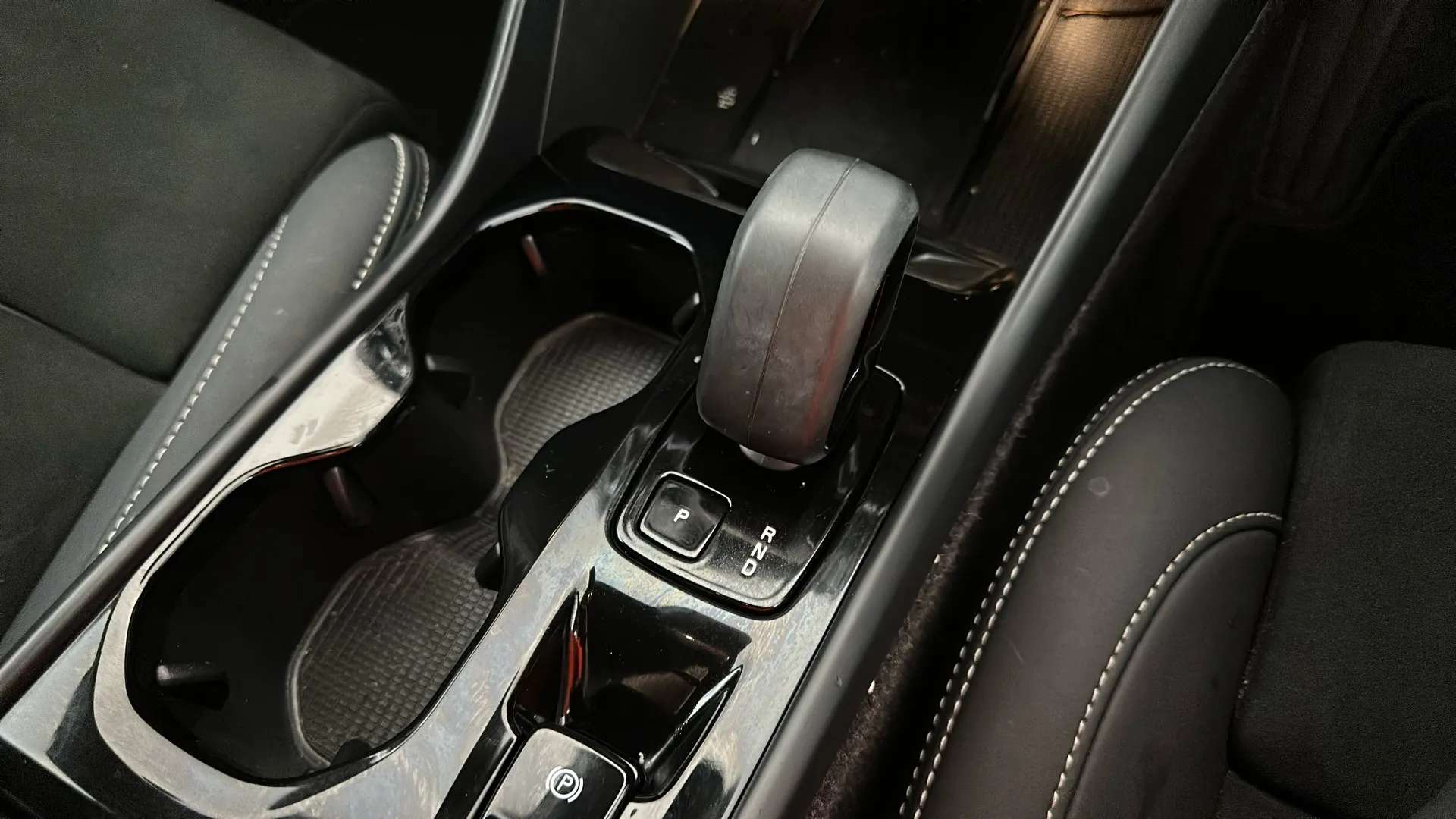 2025 VOLVO XC40 2025 VOLVO XC40