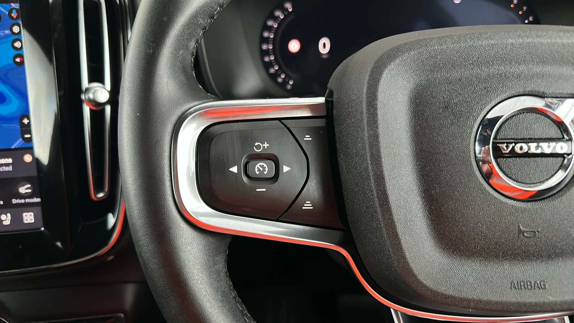 2025 VOLVO XC40 2025 VOLVO XC40