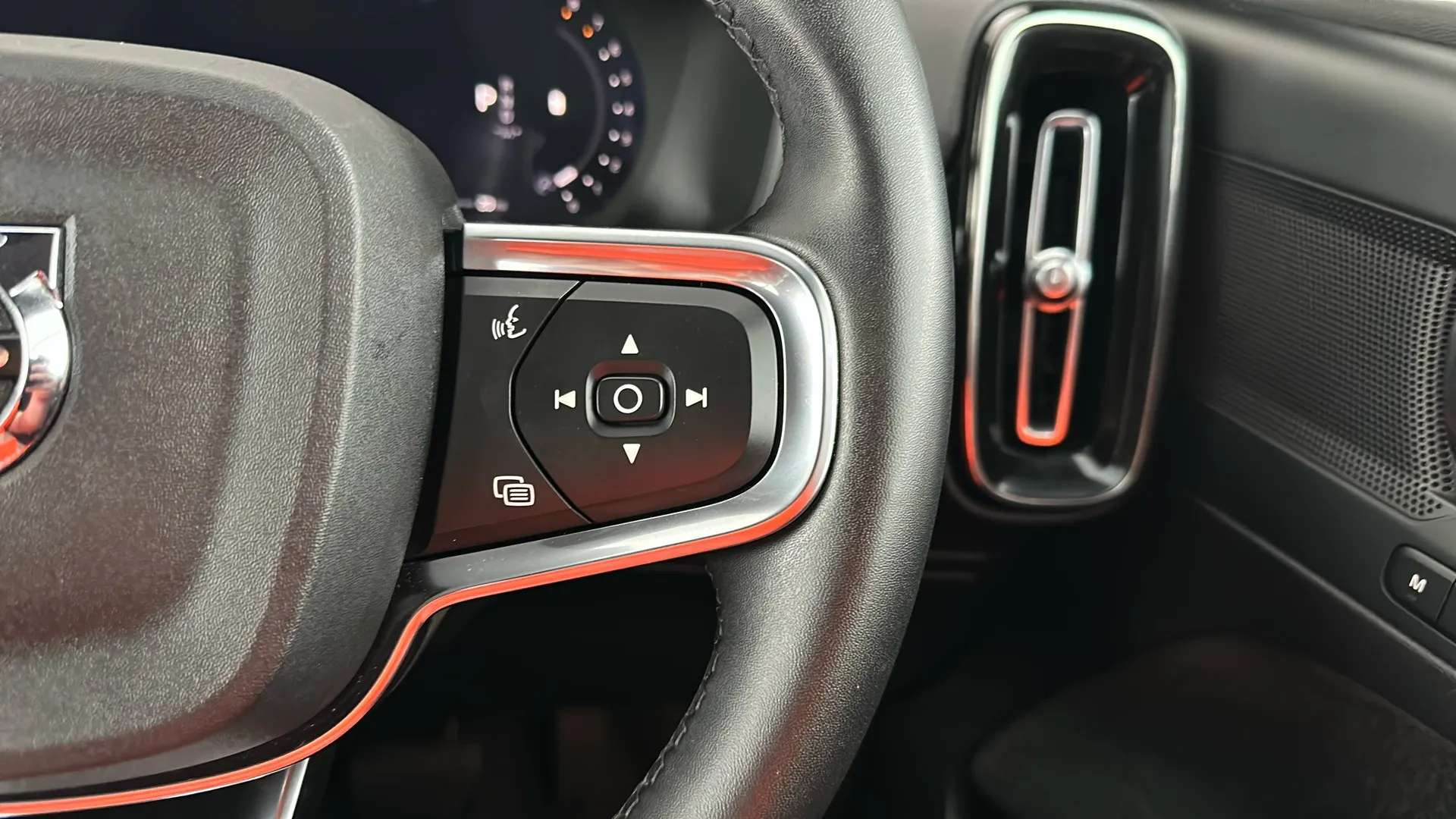 2025 VOLVO XC40 2025 VOLVO XC40