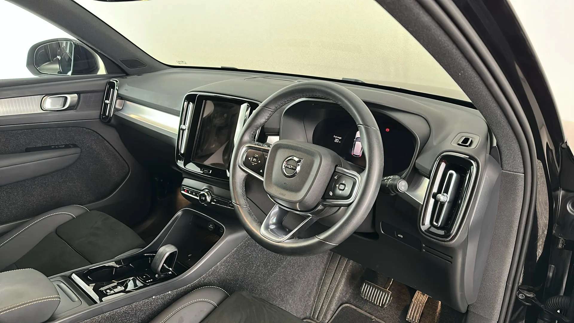 2025 VOLVO XC40 2025 VOLVO XC40
