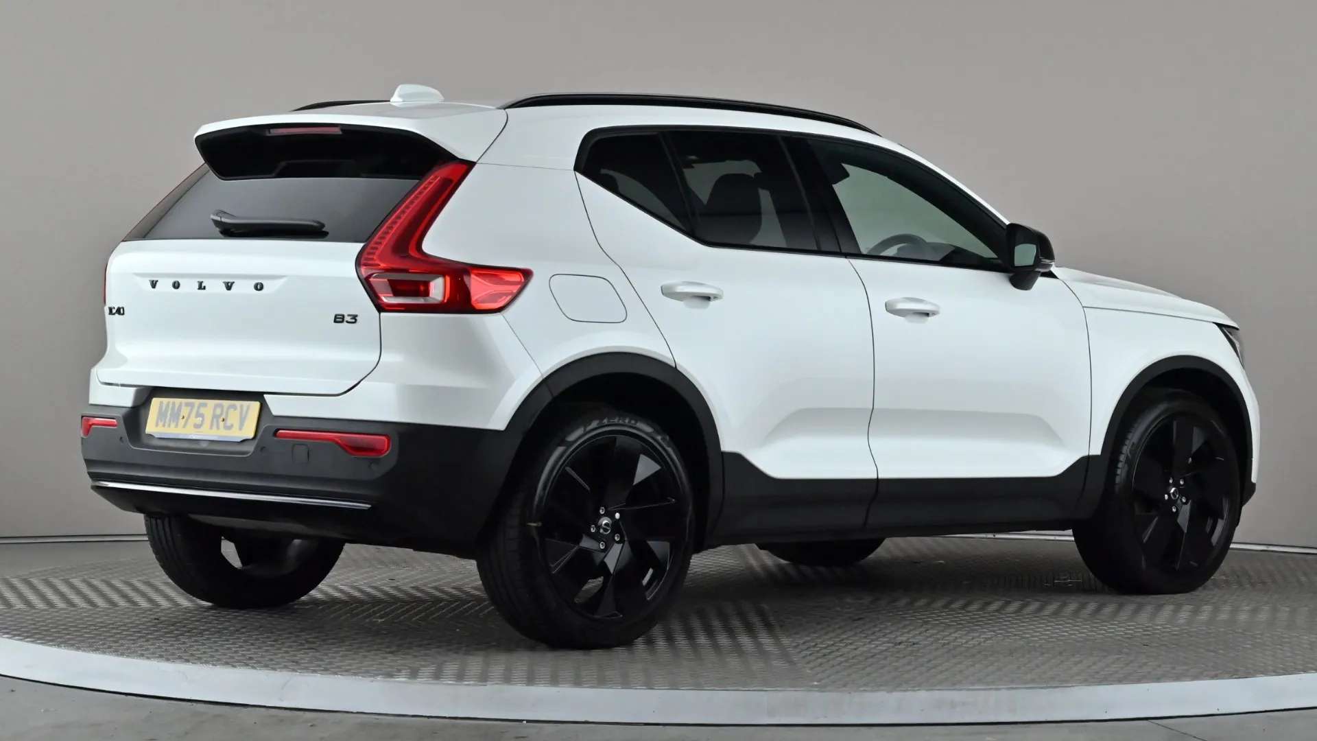 2025 VOLVO XC40 2025 VOLVO XC40