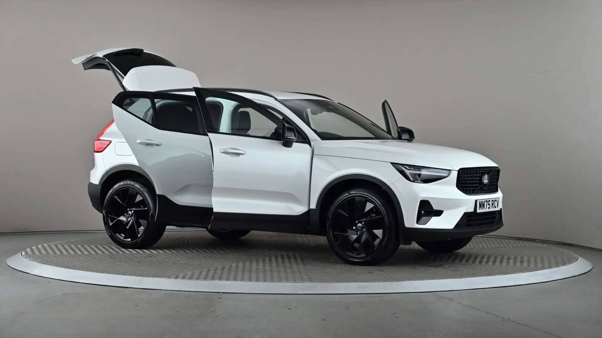2025 VOLVO XC40 2025 VOLVO XC40