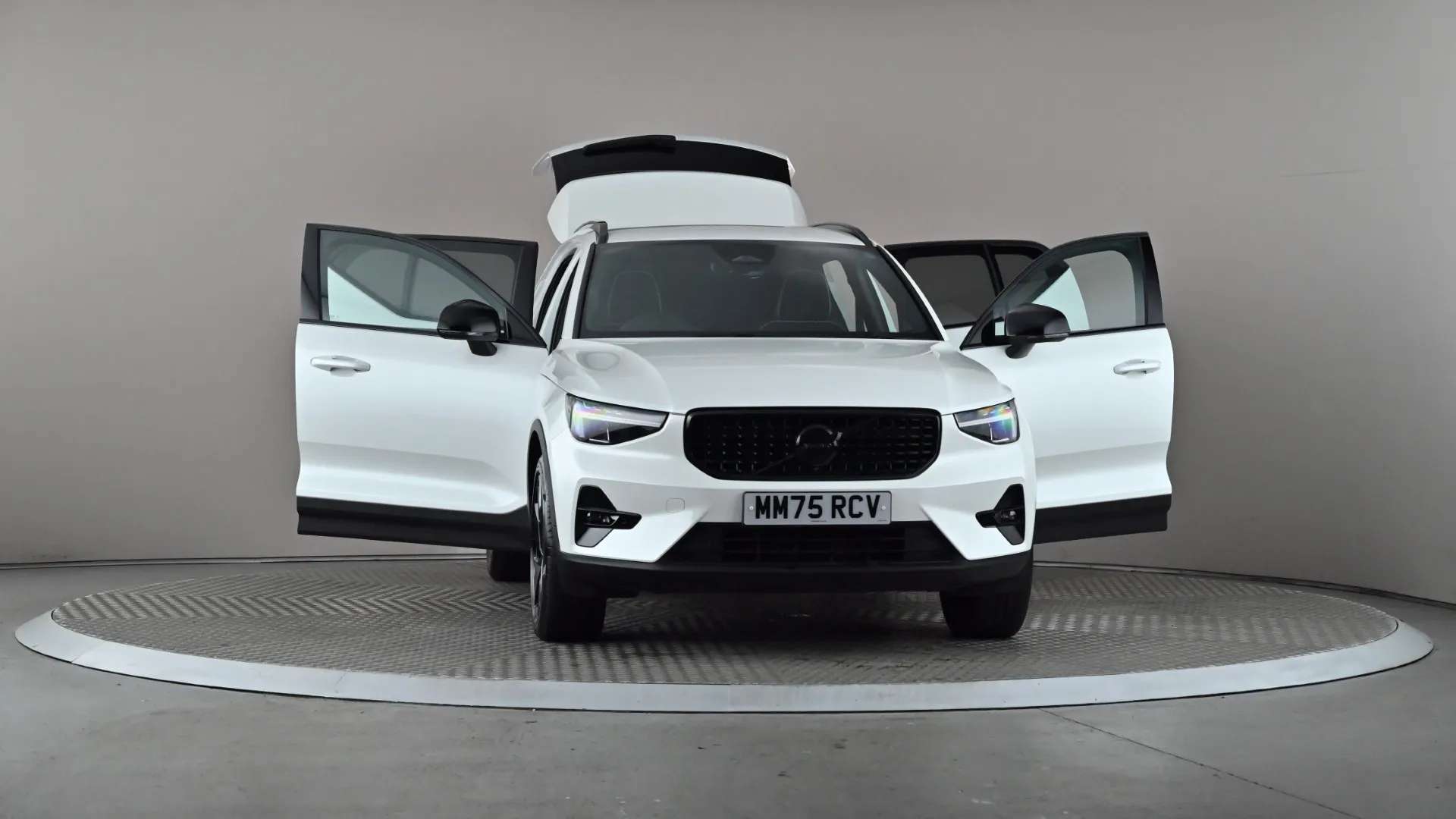 2025 VOLVO XC40 2025 VOLVO XC40