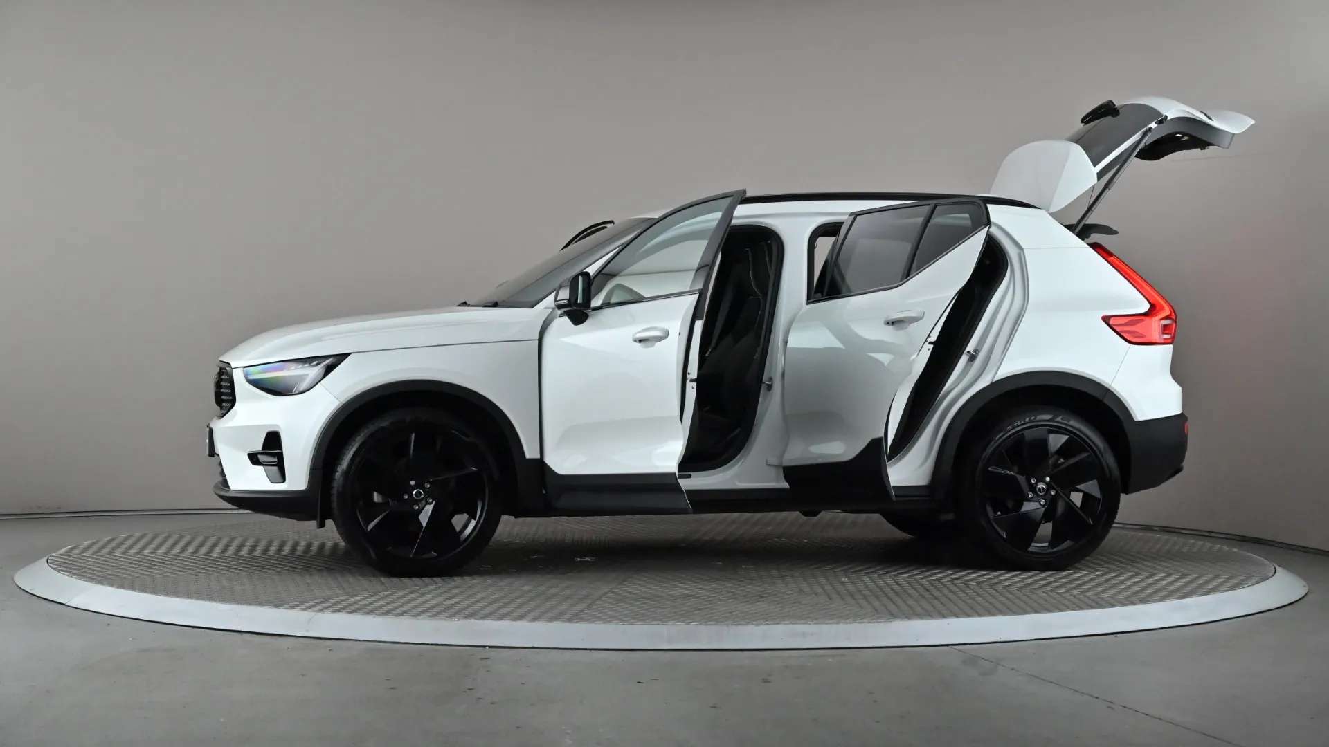 2025 VOLVO XC40 2025 VOLVO XC40