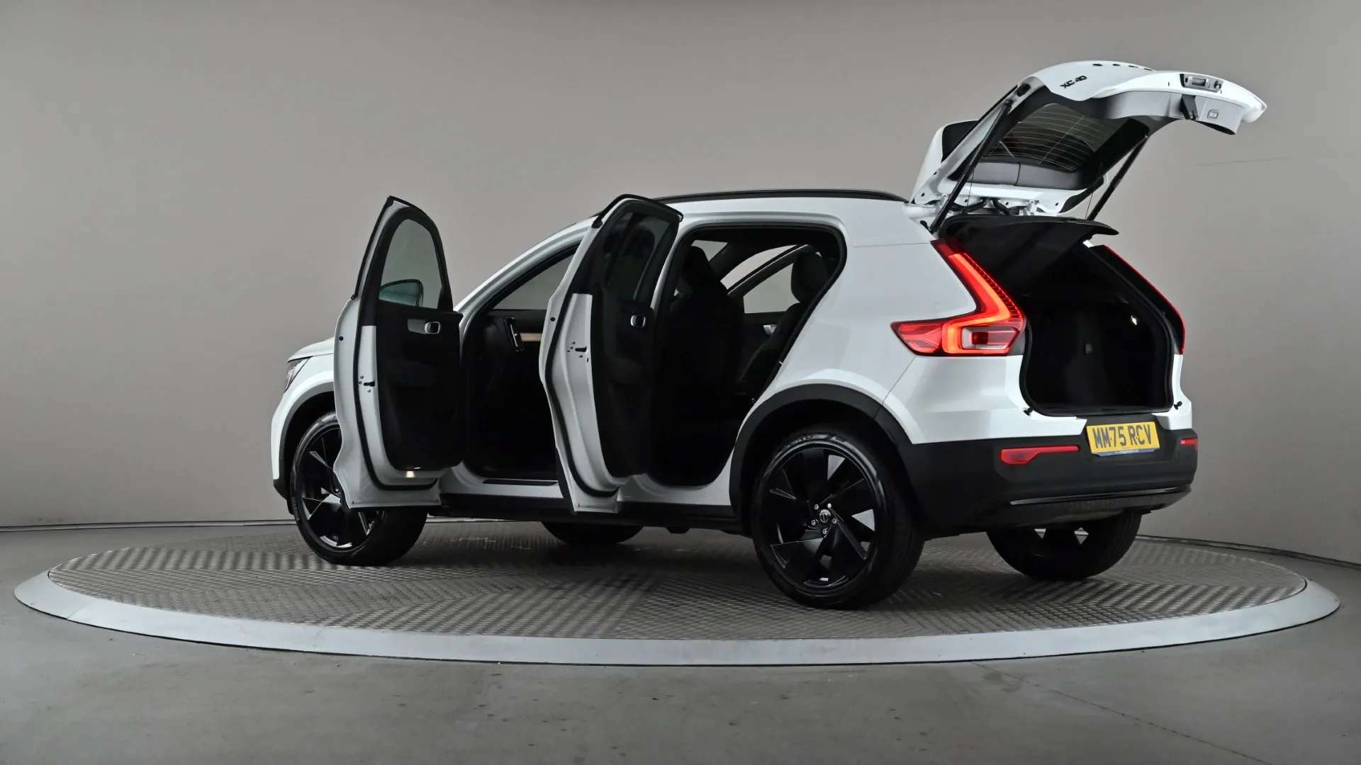 2025 VOLVO XC40 2025 VOLVO XC40