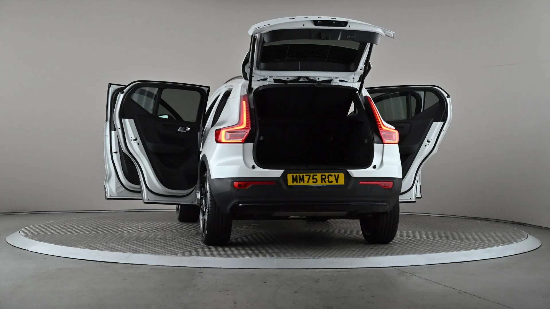 2025 VOLVO XC40 2025 VOLVO XC40