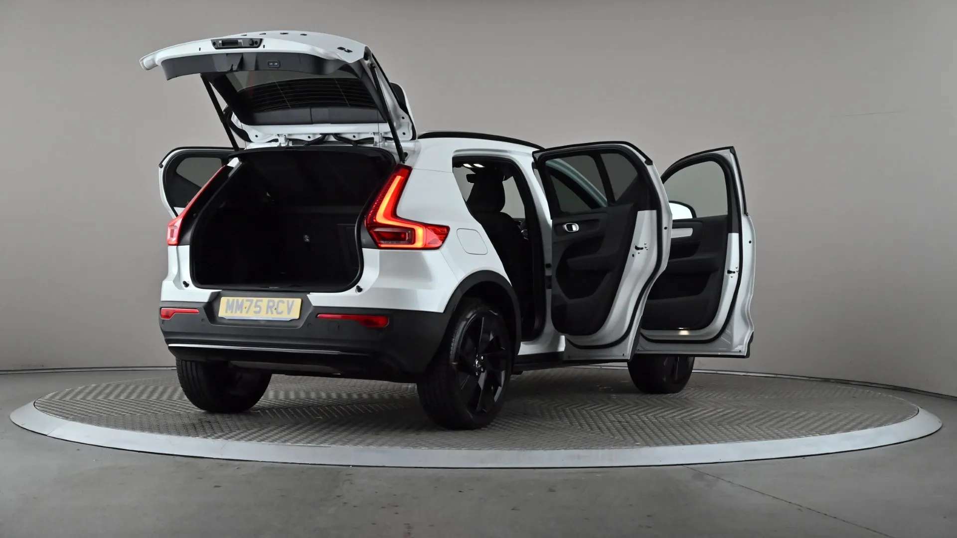 2025 VOLVO XC40 2025 VOLVO XC40