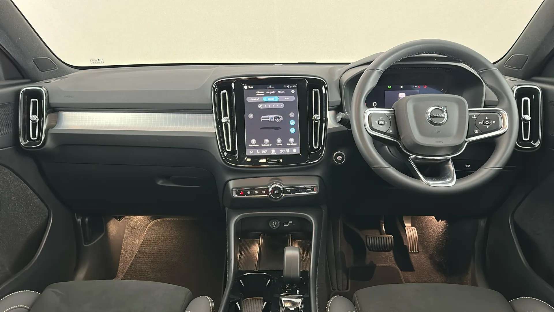 2025 VOLVO XC40 2025 VOLVO XC40