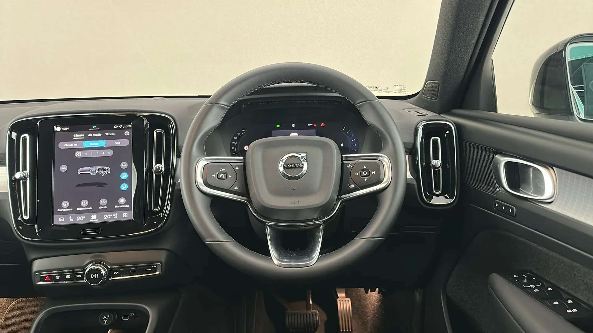 2025 VOLVO XC40 2025 VOLVO XC40