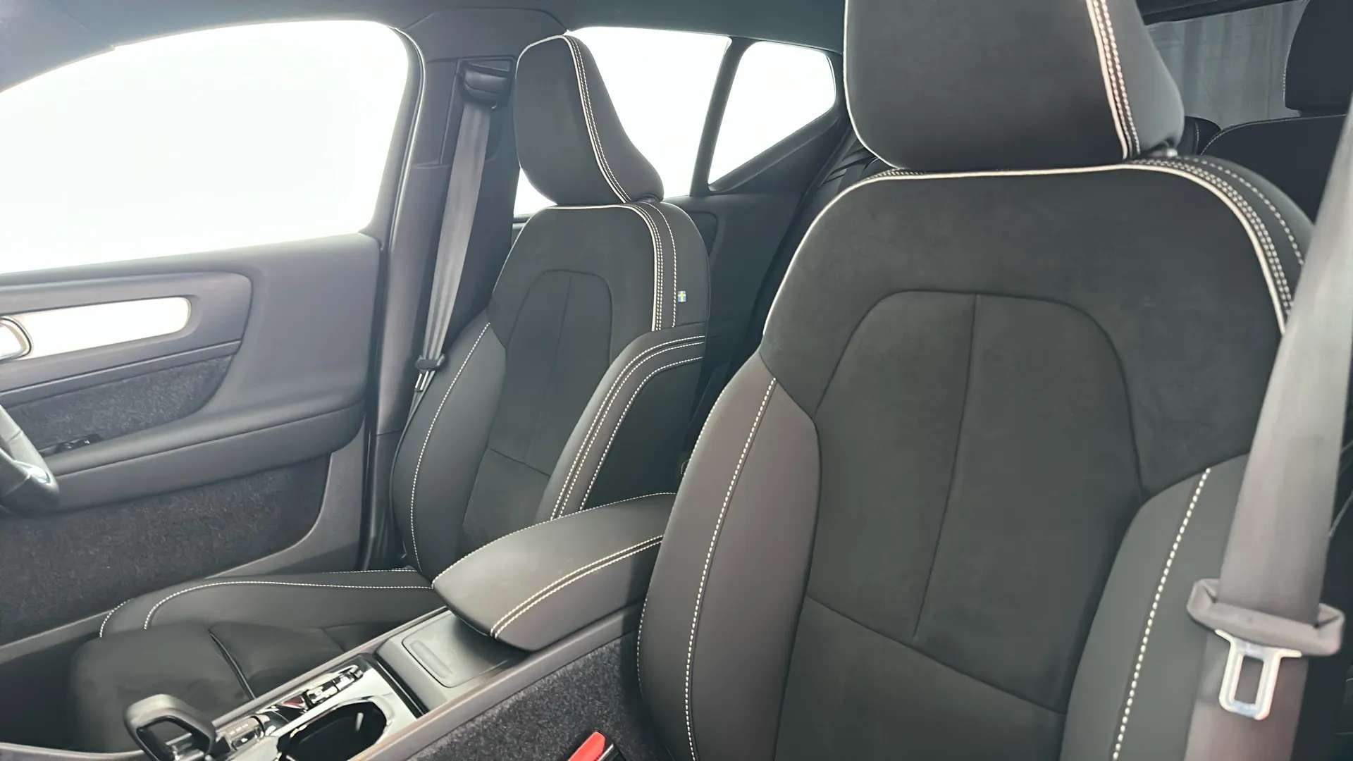 2025 VOLVO XC40 2025 VOLVO XC40