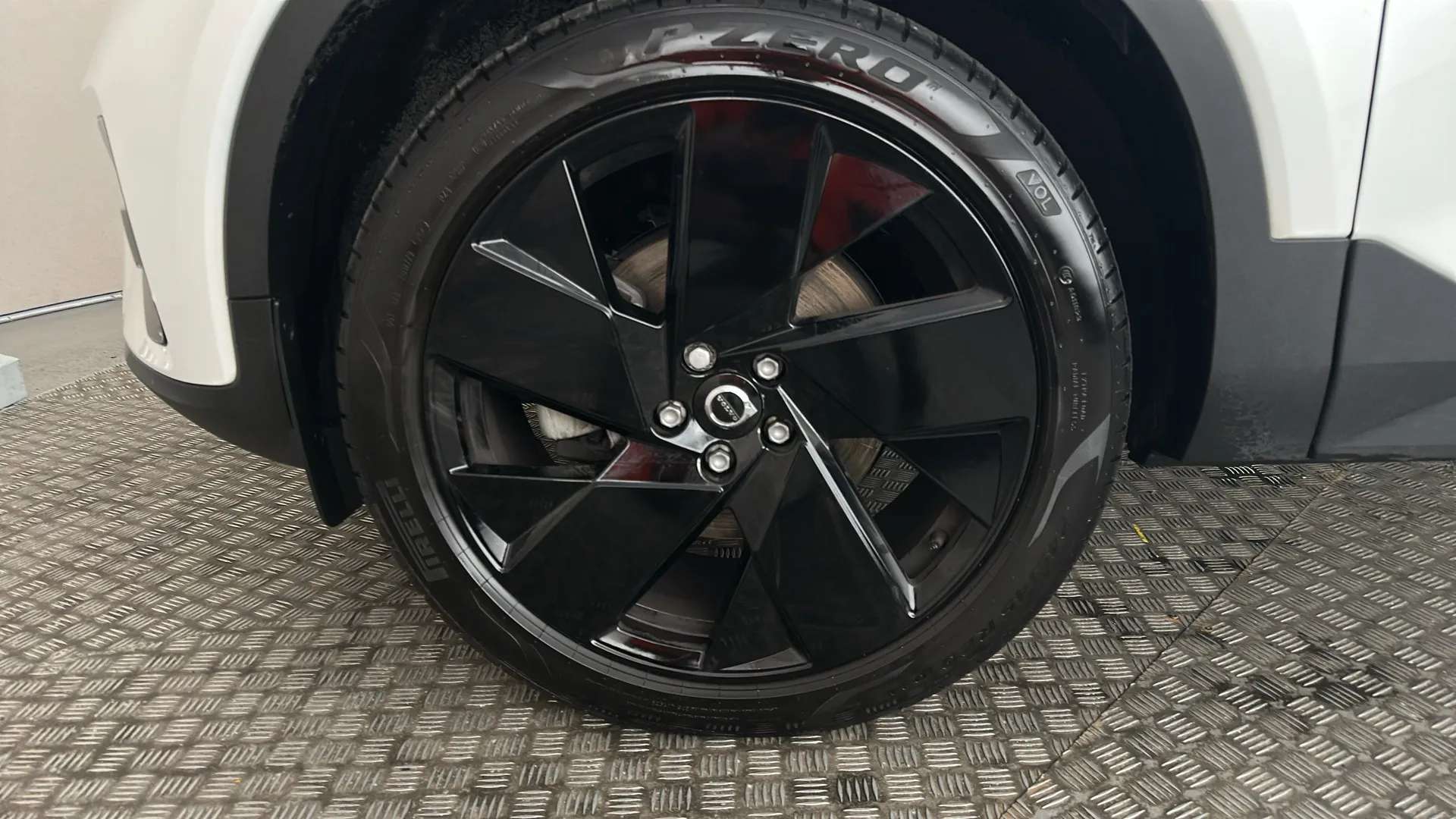 2025 VOLVO XC40 2025 VOLVO XC40