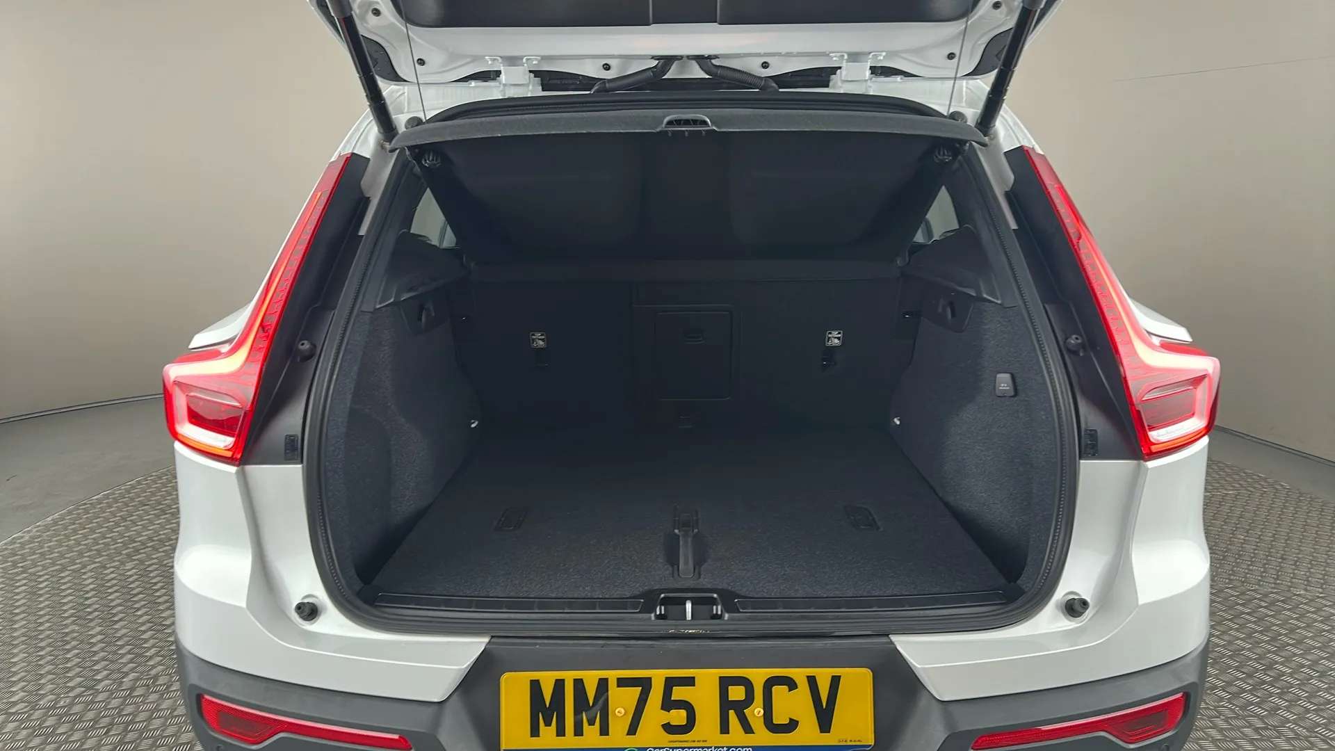 2025 VOLVO XC40 2025 VOLVO XC40