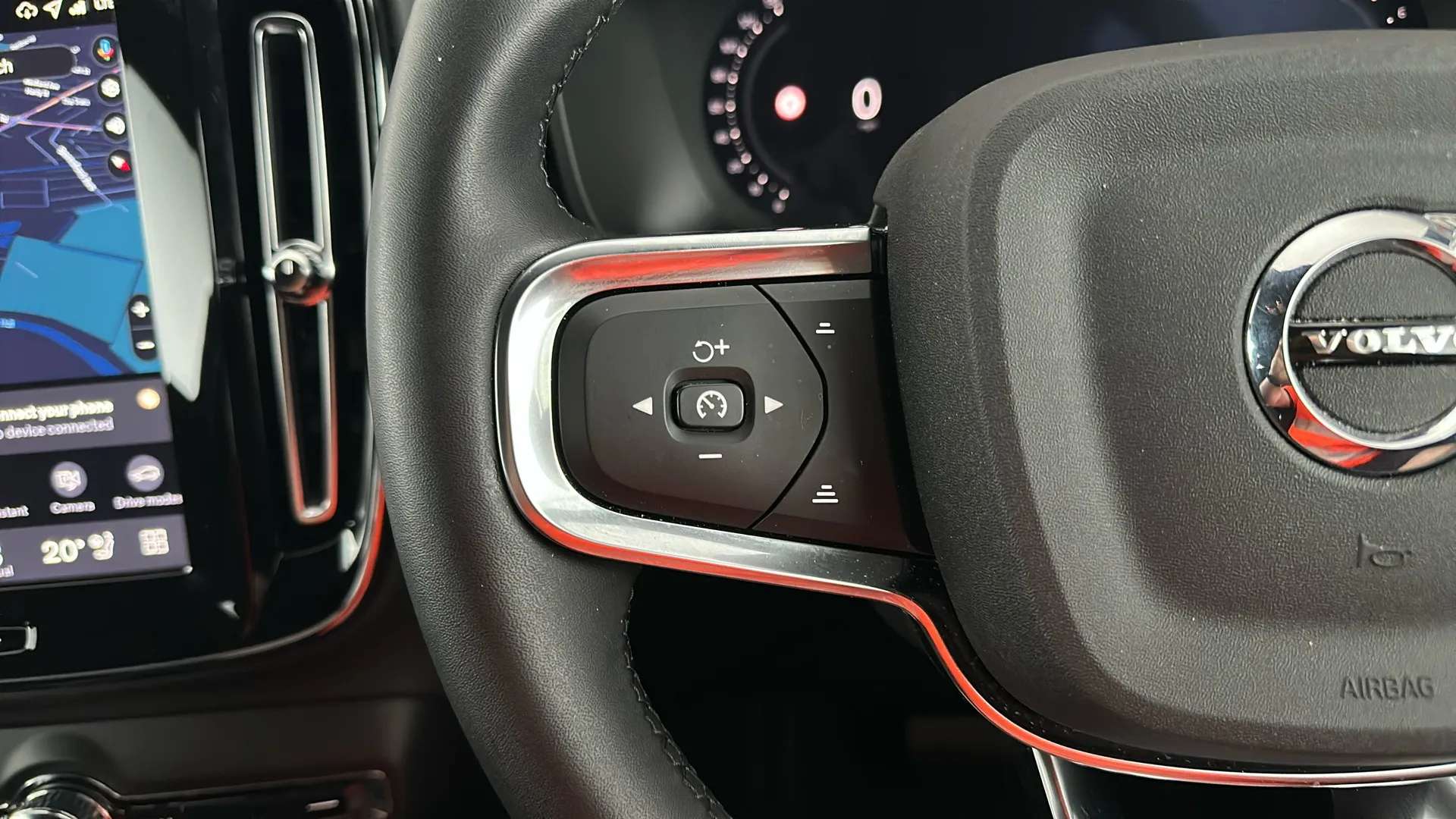 2025 VOLVO XC40 2025 VOLVO XC40