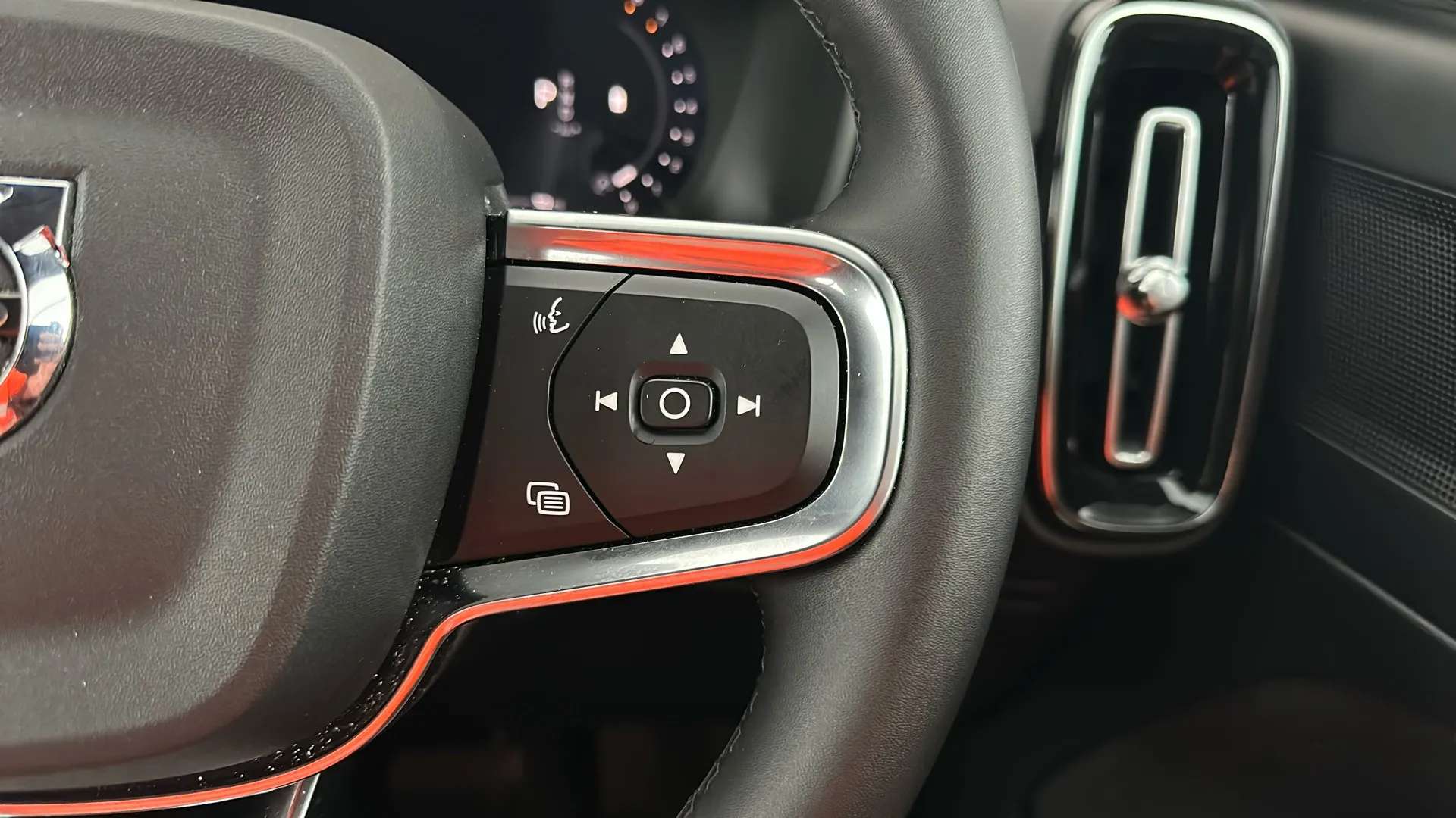 2025 VOLVO XC40 2025 VOLVO XC40
