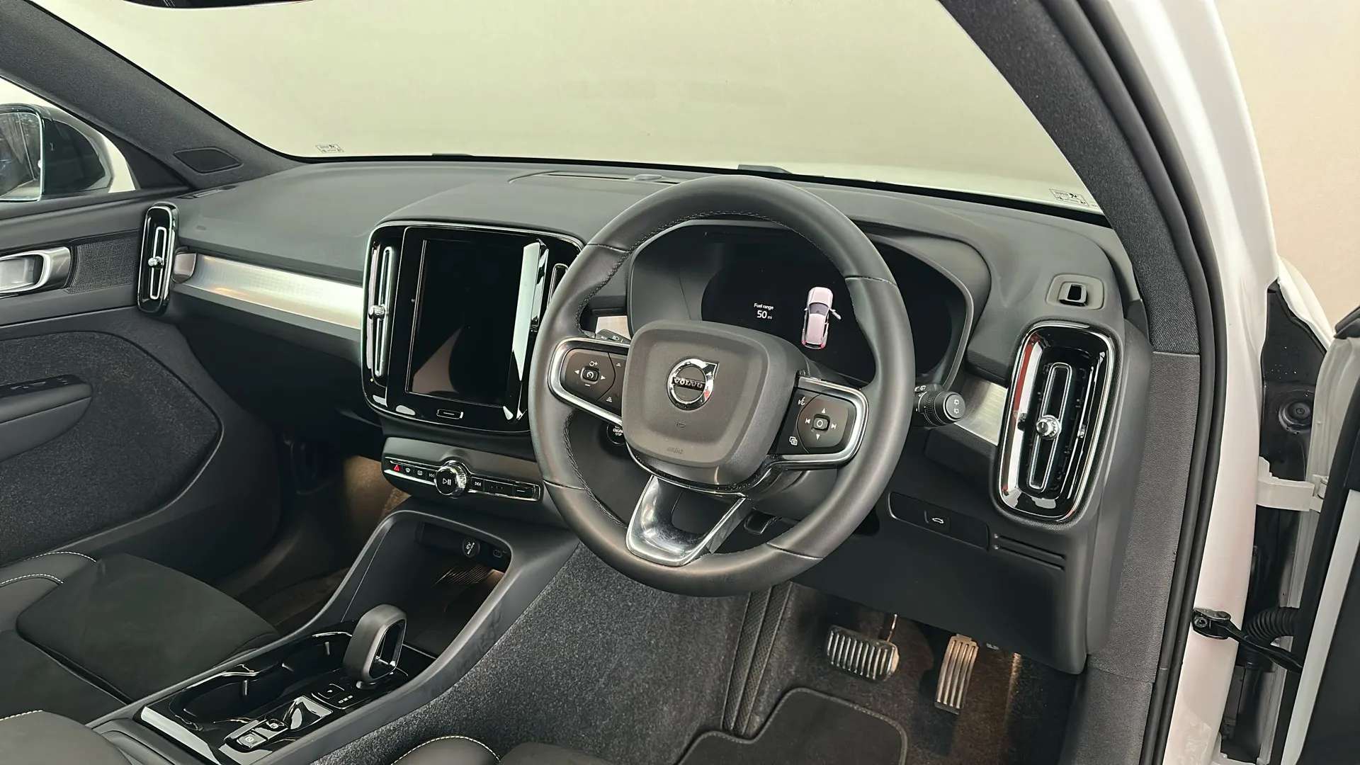 2025 VOLVO XC40 2025 VOLVO XC40