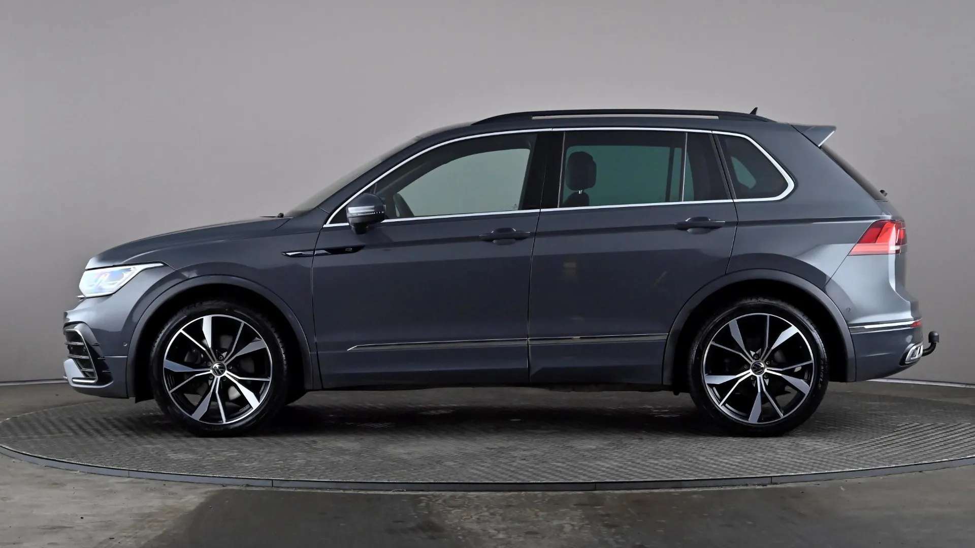 A 2021 VOLKSWAGEN TIGUAN 2.0 TDI 200 4Motion R-Line DSG A 2021 VOLKSWAGEN TIGUAN 2.0 TDI 200 4Motion R-Line DSG