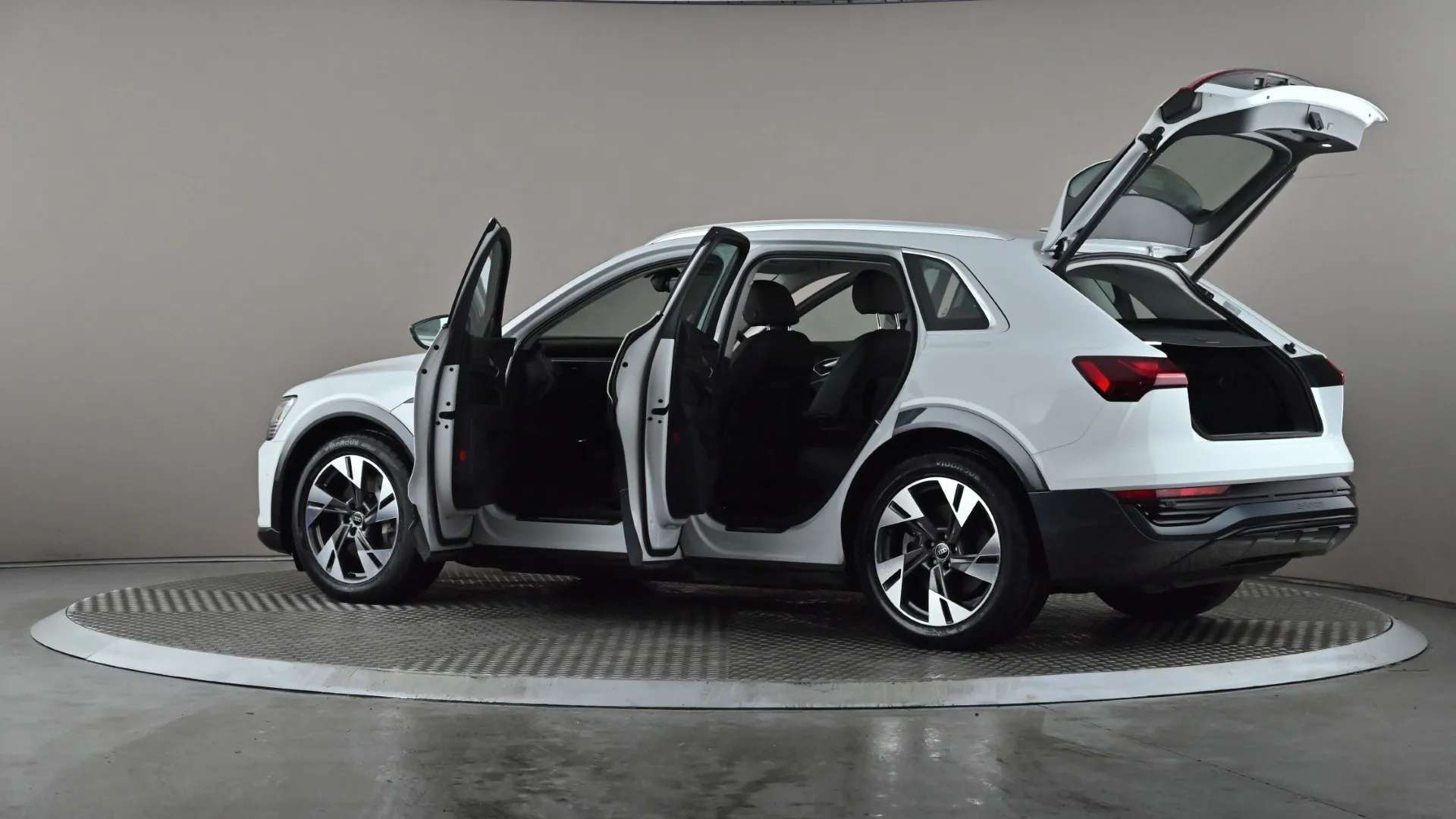 2023 AUDI Q8 2023 AUDI Q8