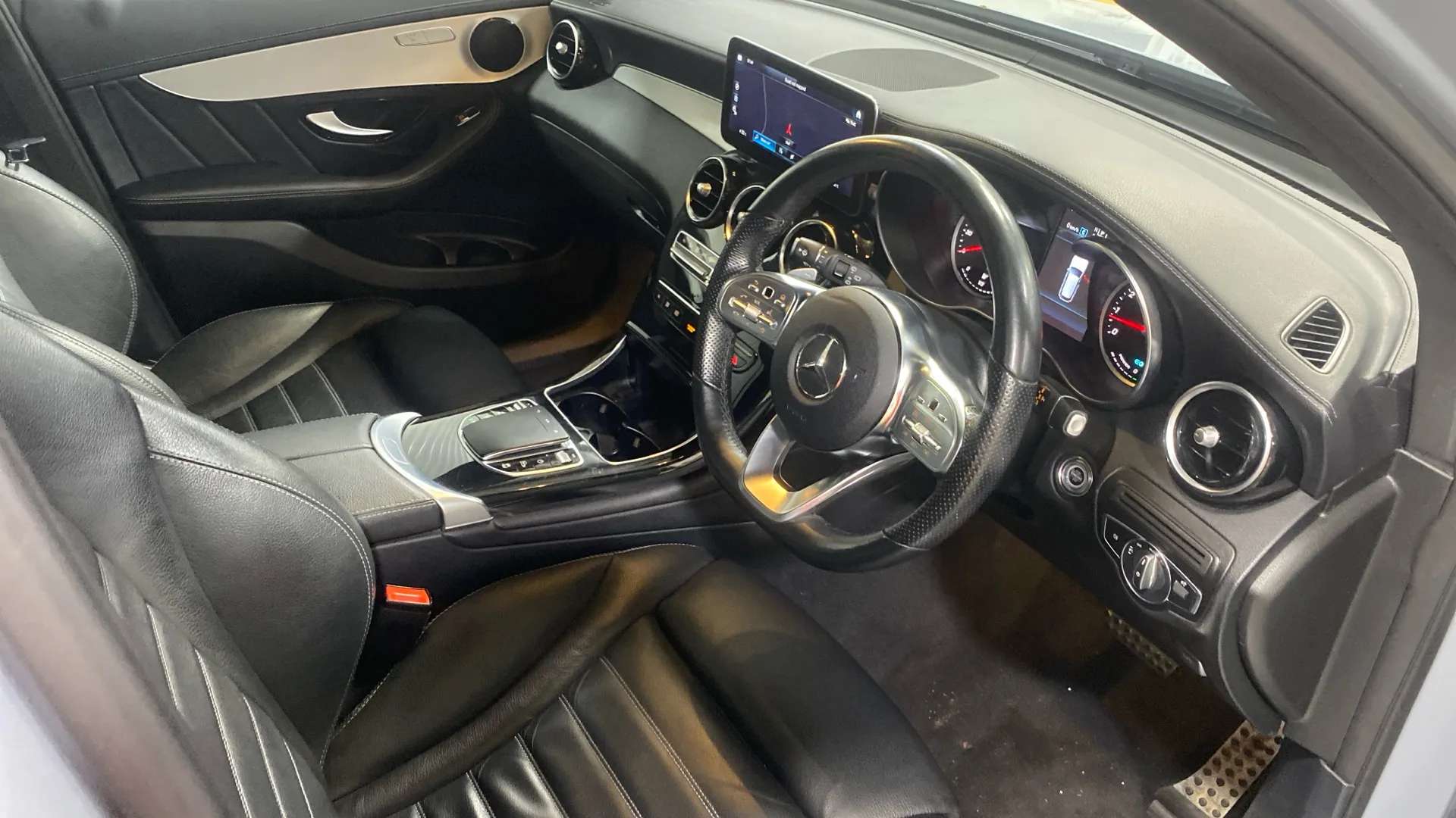 A 2022 MERCEDES-BENZ GLC GLC 300 4Matic AMG Line 9G-Tronic A 2022 MERCEDES-BENZ GLC GLC 300 4Matic AMG Line 9G-Tronic