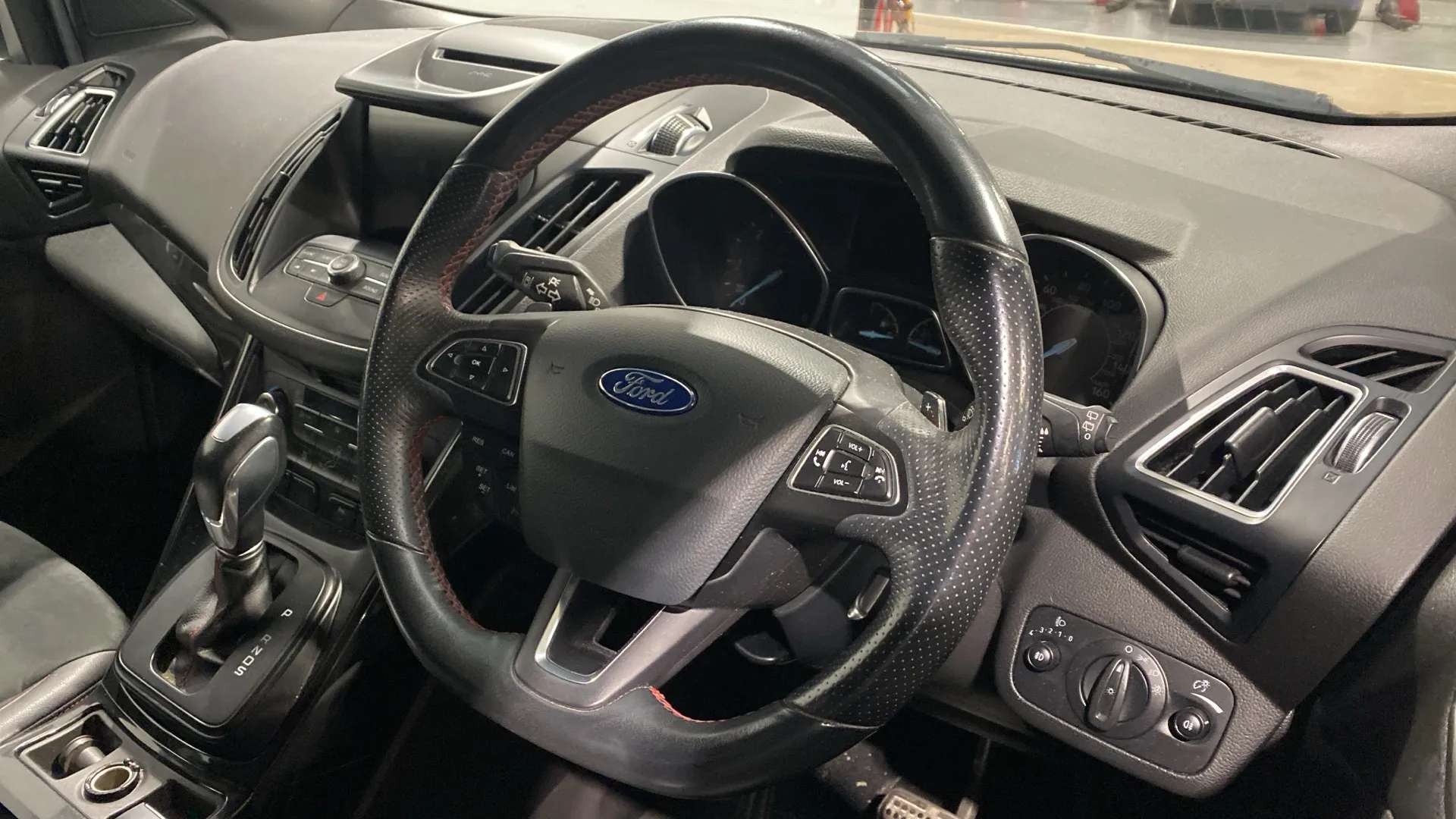 A 2019 FORD KUGA 2.0 TDCi ST-Line Auto 2WD A 2019 FORD KUGA 2.0 TDCi ST-Line Auto 2WD