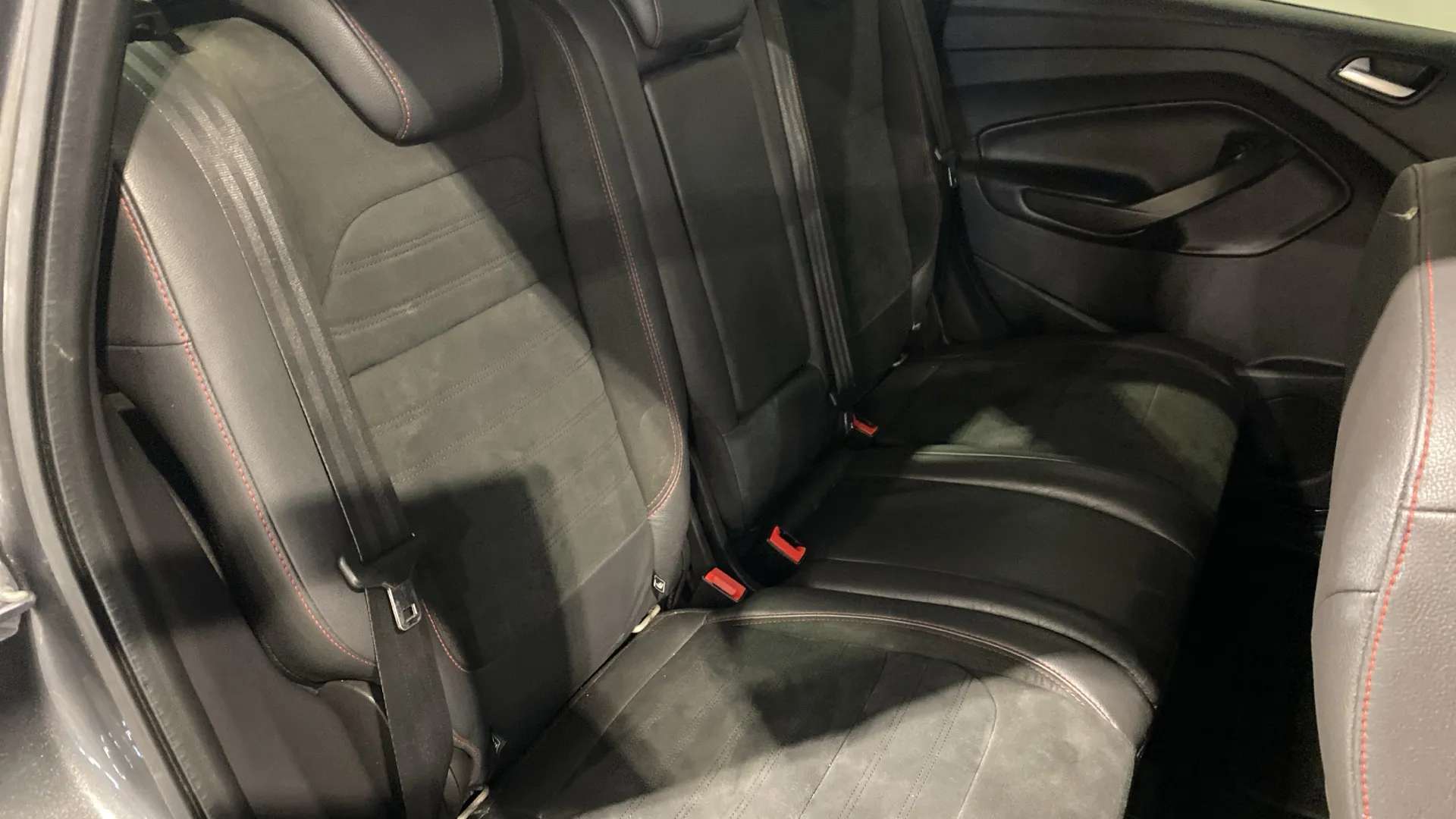 A 2019 FORD KUGA 2.0 TDCi ST-Line Auto 2WD A 2019 FORD KUGA 2.0 TDCi ST-Line Auto 2WD