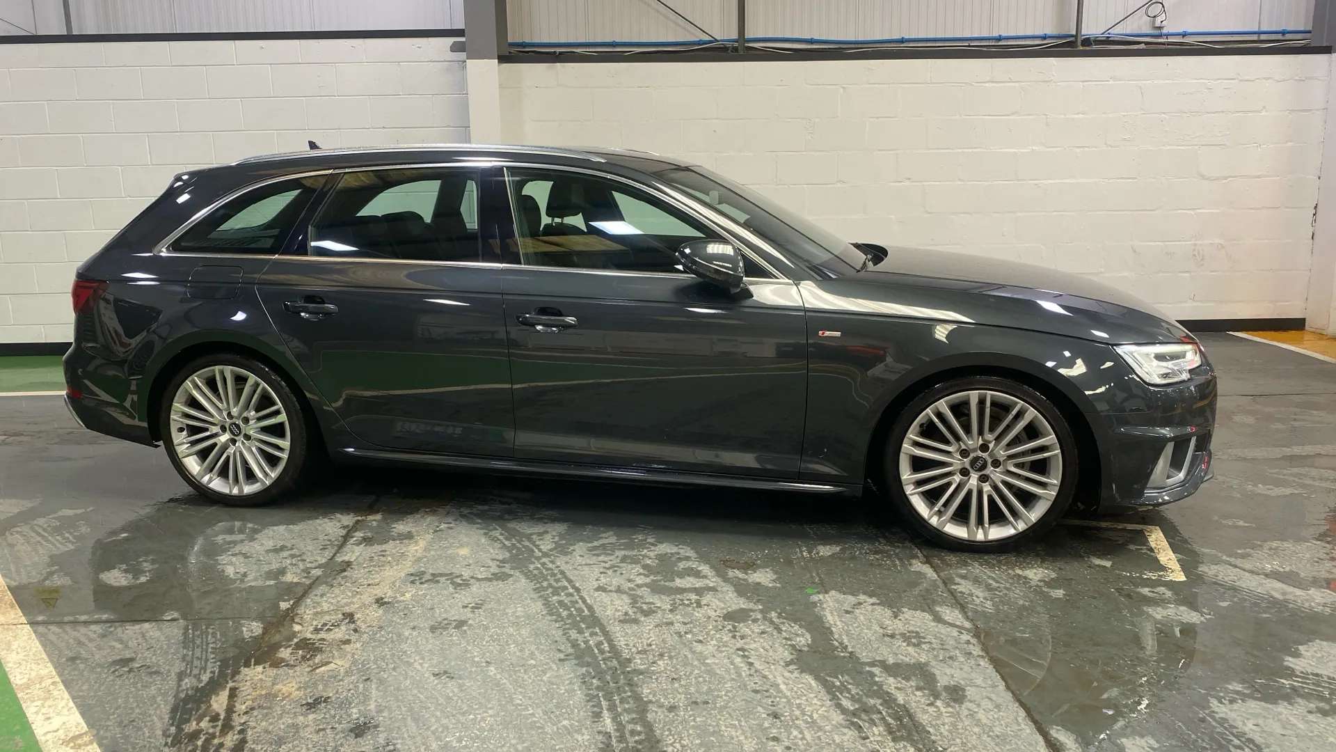 A 2019 AUDI A4 40 TFSI S Line S Tronic A 2019 AUDI A4 40 TFSI S Line S Tronic