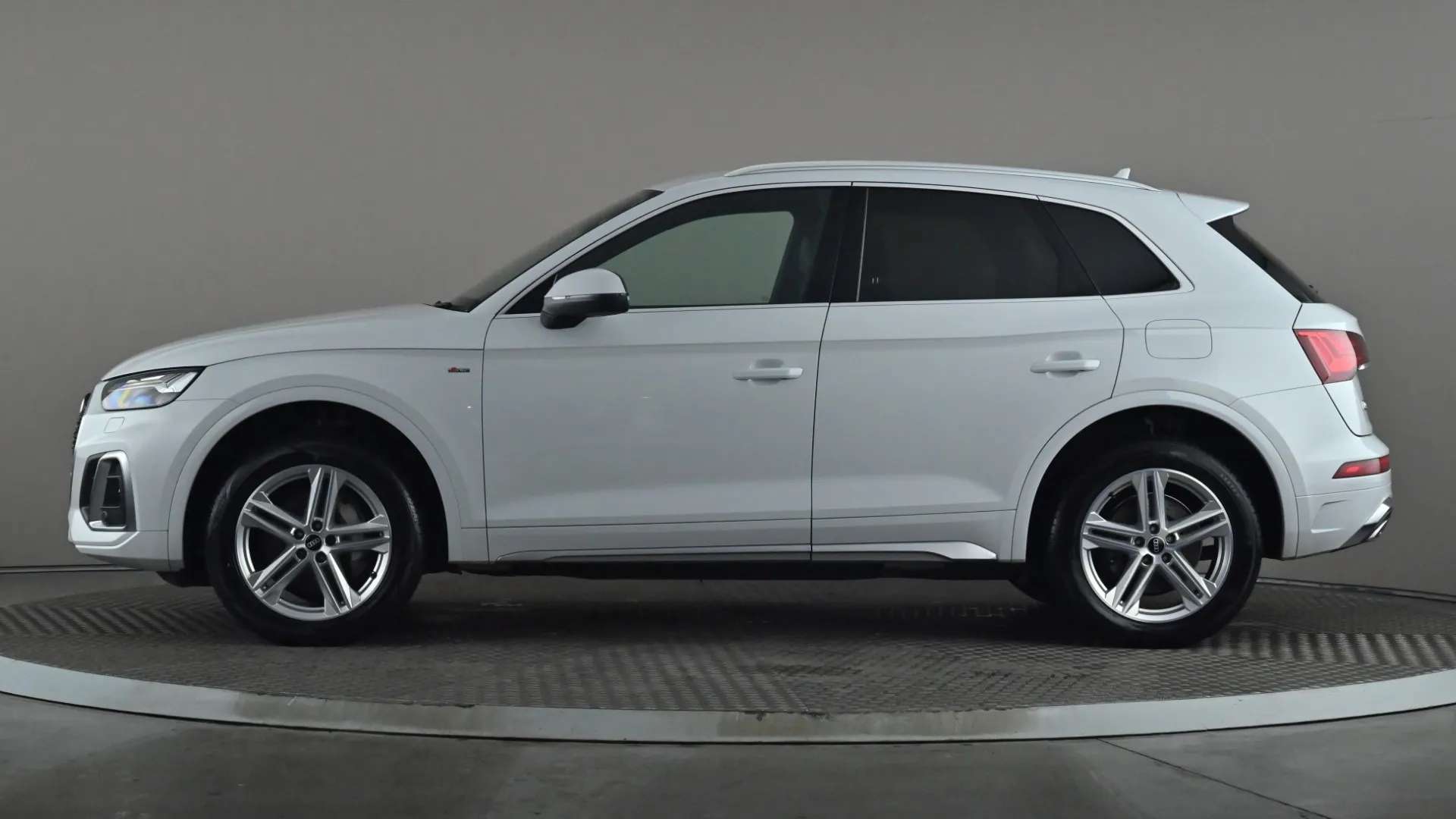 A 2021 AUDI Q5 50 TFSI e Quattro S Line S Tronic A 2021 AUDI Q5 50 TFSI e Quattro S Line S Tronic