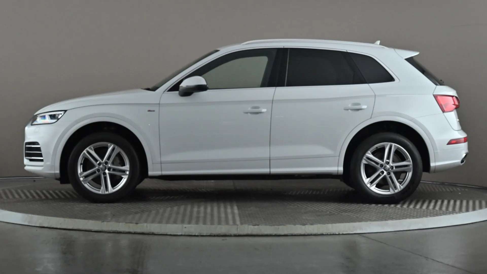 A 2019 AUDI Q5 40 TDI Quattro S Line S Tronic A 2019 AUDI Q5 40 TDI Quattro S Line S Tronic