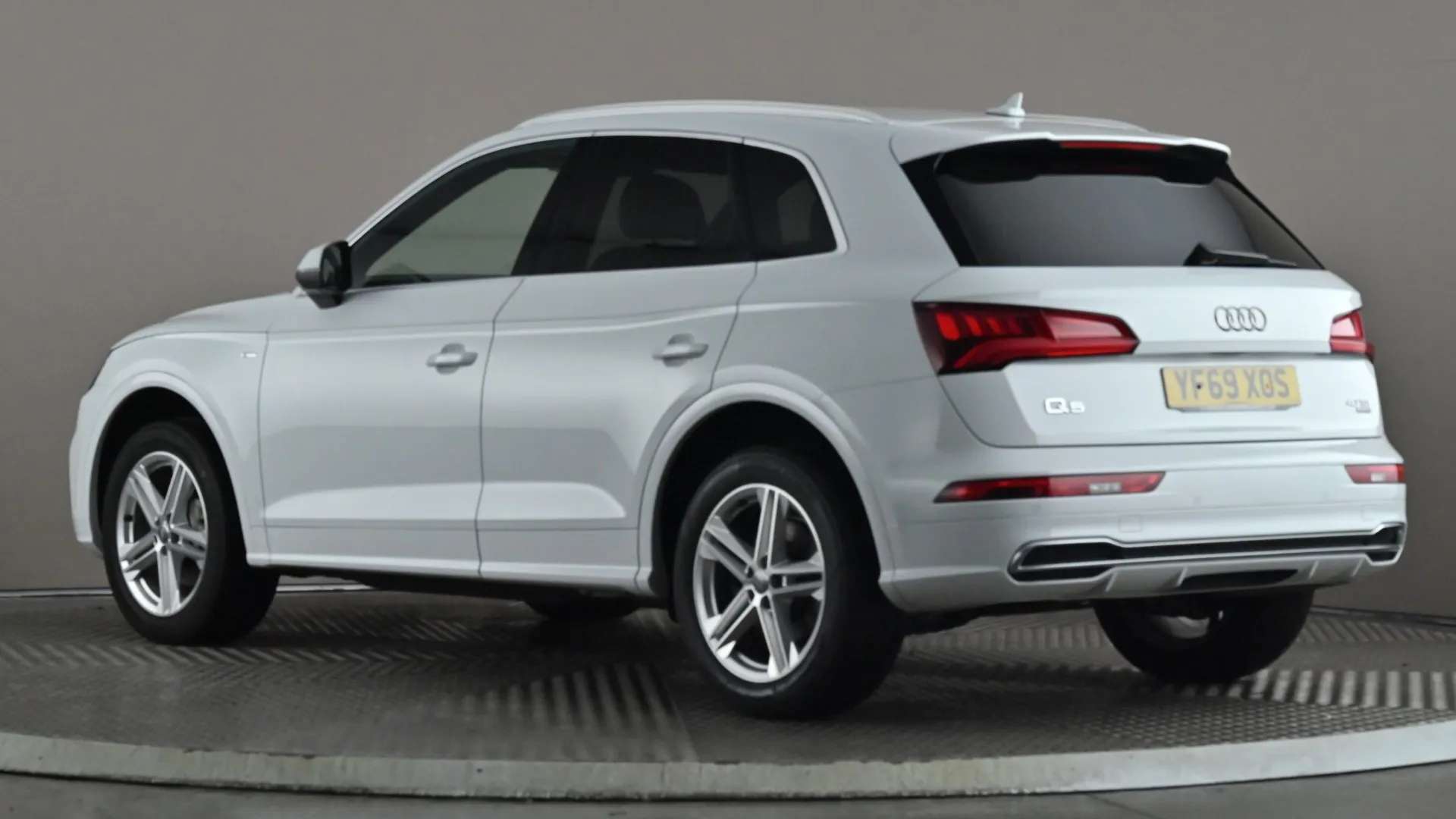 A 2019 AUDI Q5 40 TDI Quattro S Line S Tronic A 2019 AUDI Q5 40 TDI Quattro S Line S Tronic