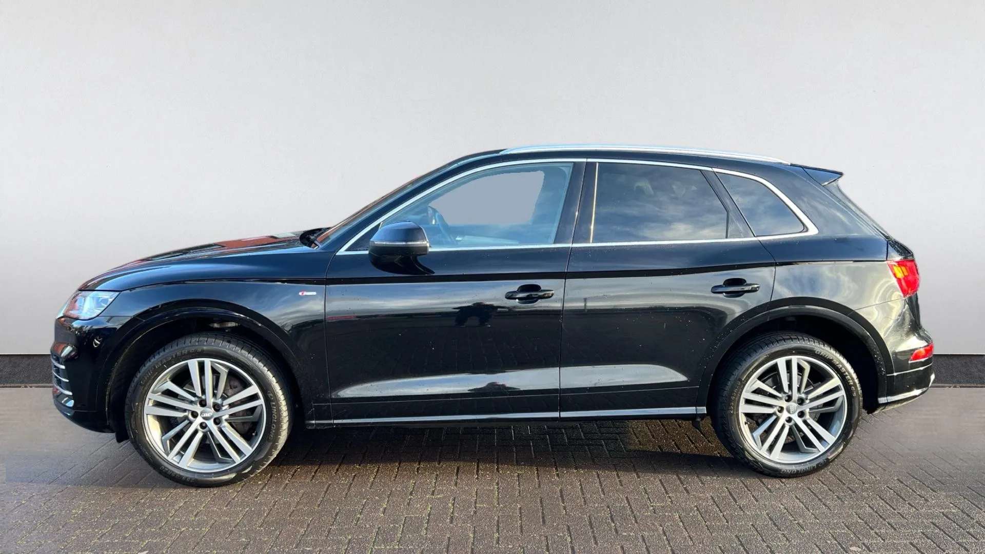 A 2019 AUDI Q5 40 TDI Quattro S Line S Tronic A 2019 AUDI Q5 40 TDI Quattro S Line S Tronic