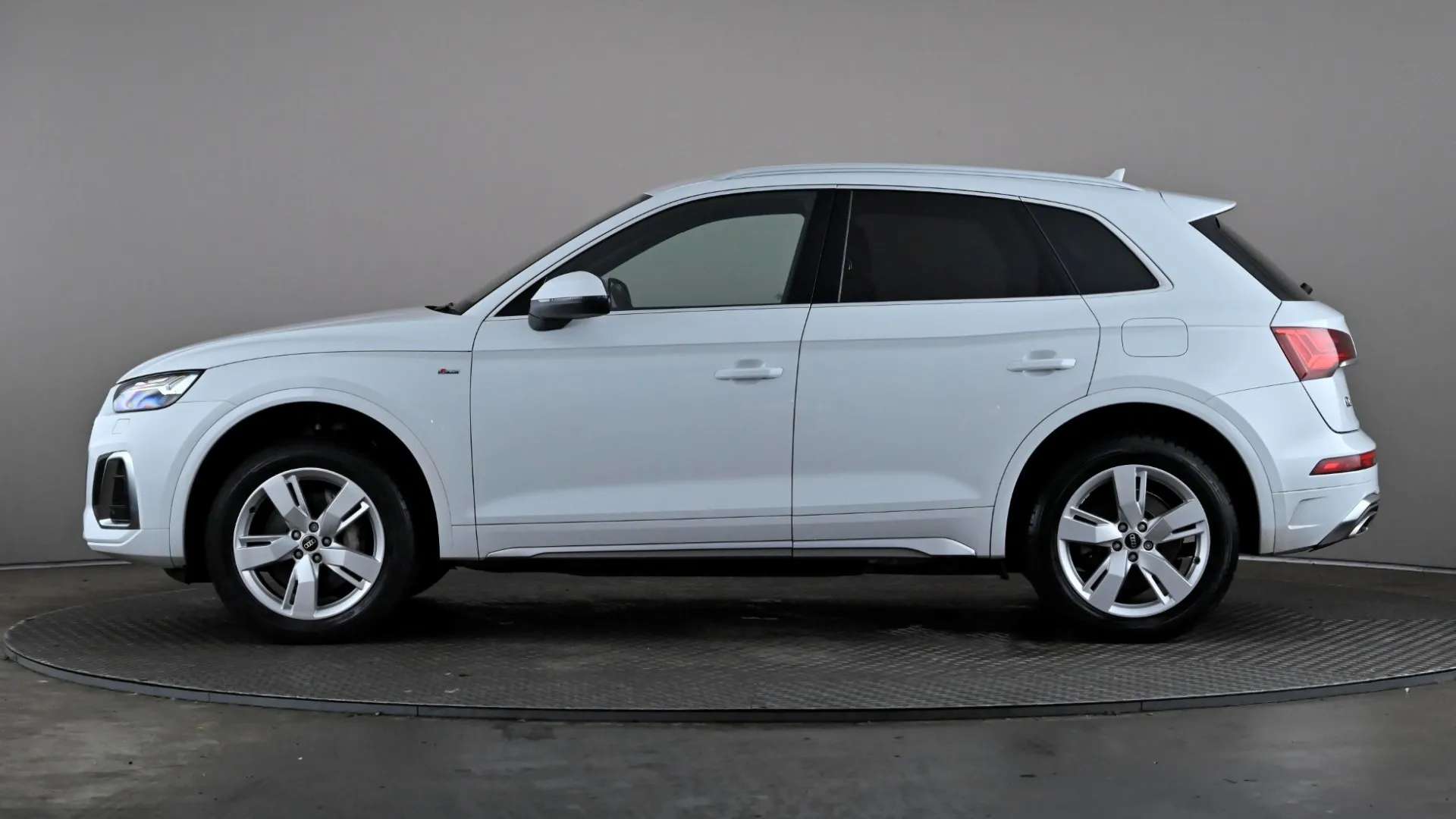 A 2021 AUDI Q5 50 TFSI e Quattro S Line S Tronic A 2021 AUDI Q5 50 TFSI e Quattro S Line S Tronic