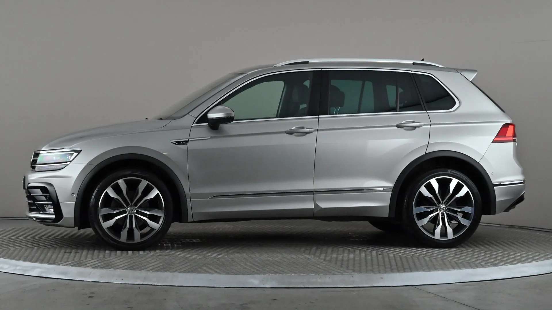 A 2020 VOLKSWAGEN TIGUAN 2.0 TDi 150 R-Line Tech DSG A 2020 VOLKSWAGEN TIGUAN 2.0 TDi 150 R-Line Tech DSG